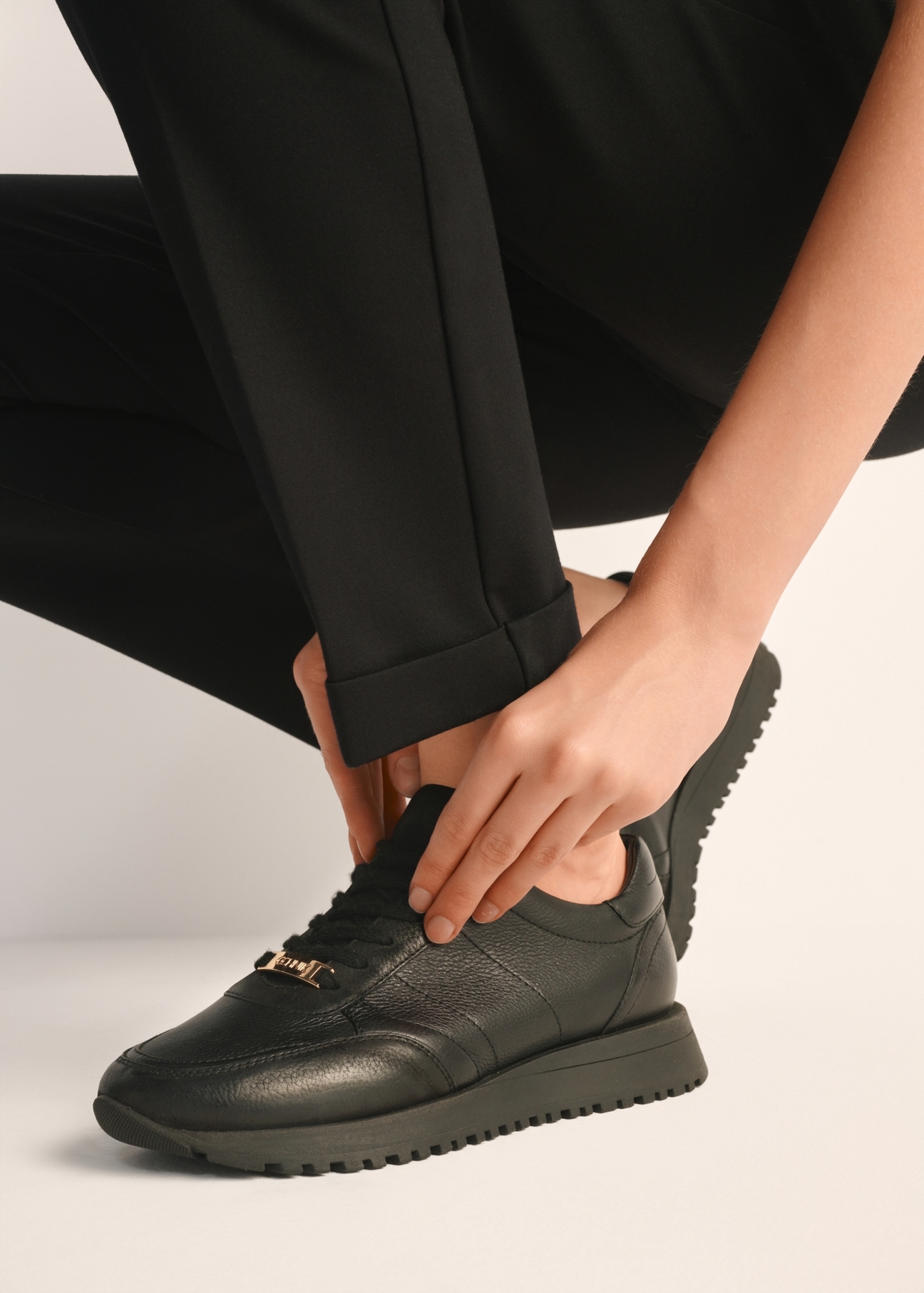 Czarne skórzane buty sportowe damskie BUTYD-1099-99(Z26)