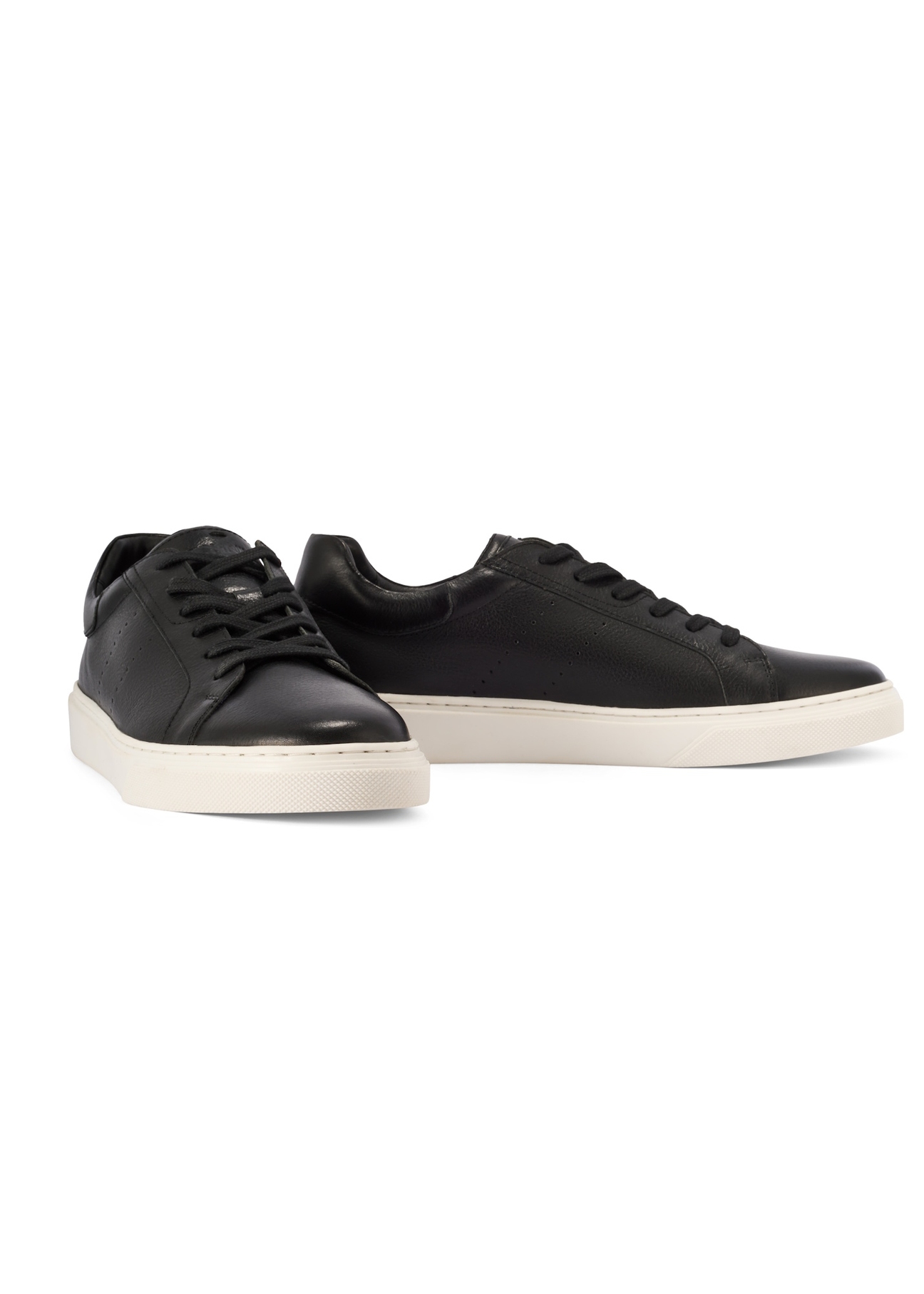 Czarne skórzane sneakersy męskie BUTYM-0486-99(W26), widok produktu skosem na białym tle.