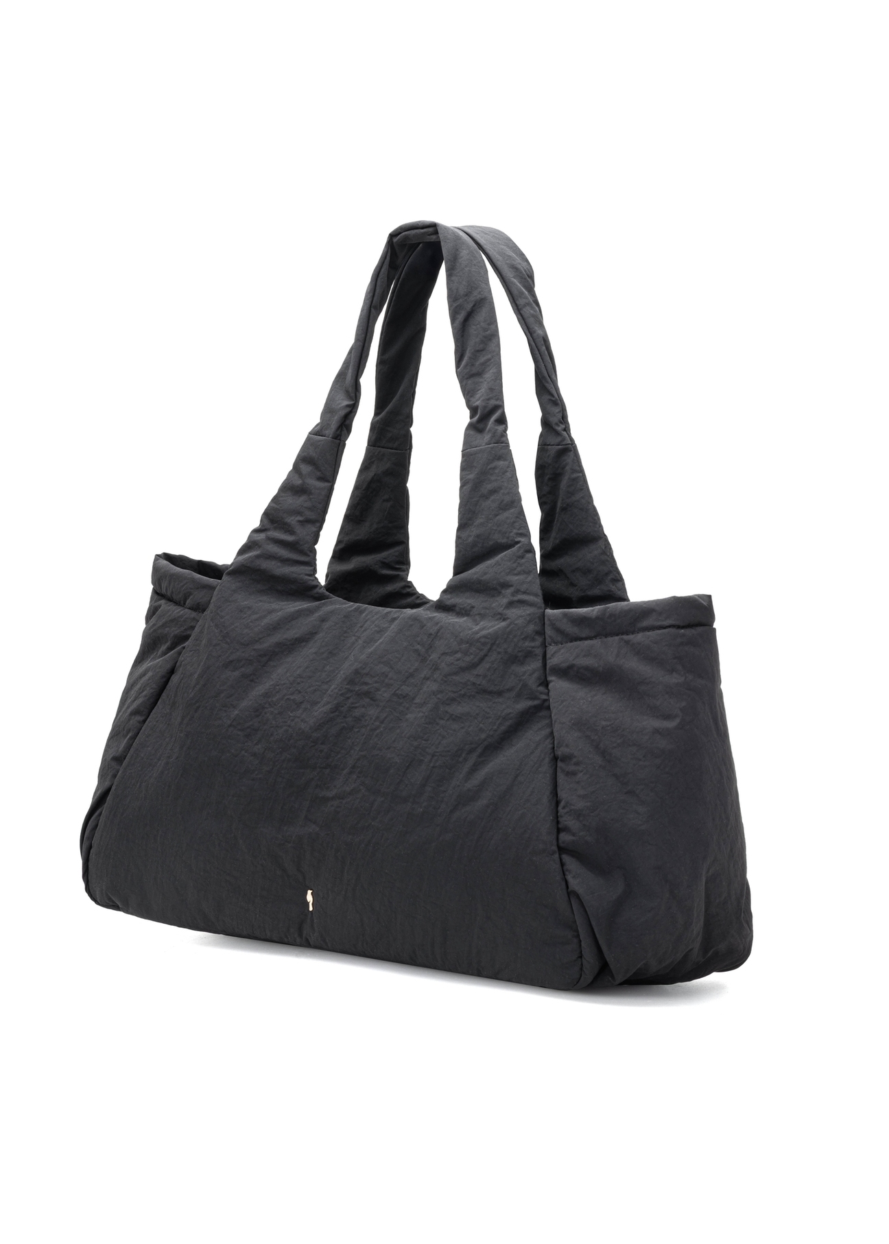 Czarna torebka shopper damska TOREN-0336-99(W26), widok produktu skosem na białym tle.
