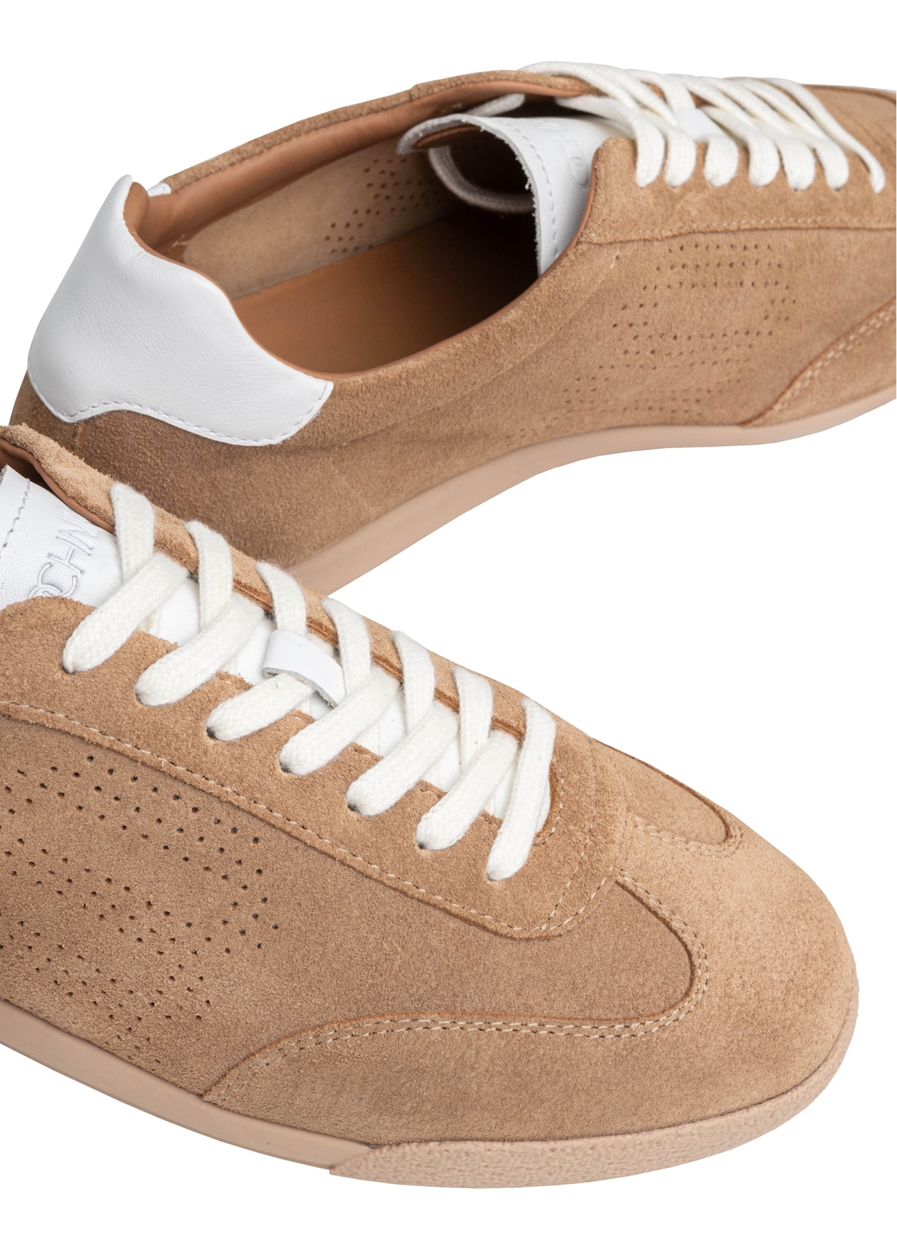 Beżowe skórzane buty sportowe BUTYM-0534-1B(W26), zbliżenie na produkt na białym tle.