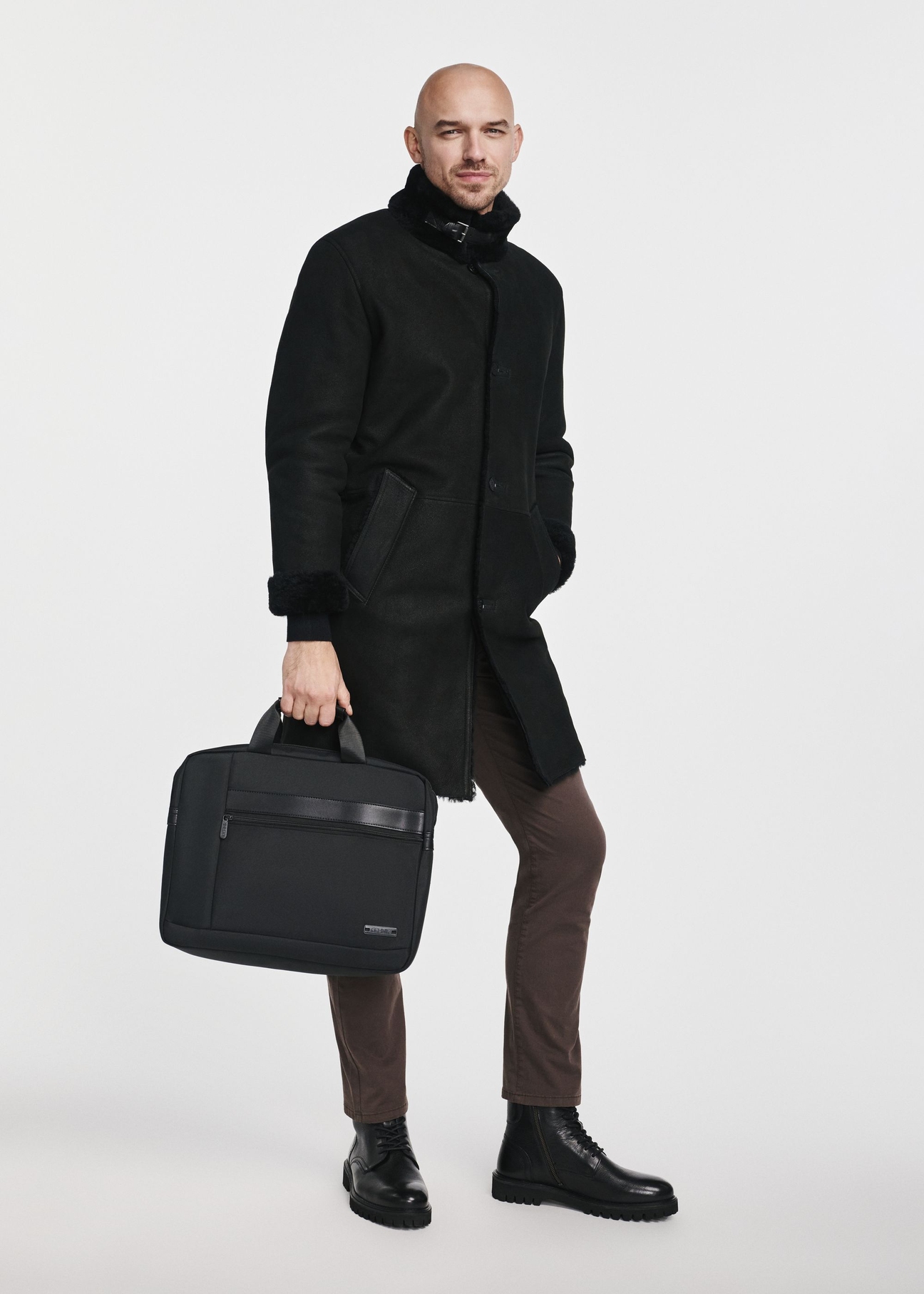 Czarna torba na laptopa TORMN-0001C-99(Z24)