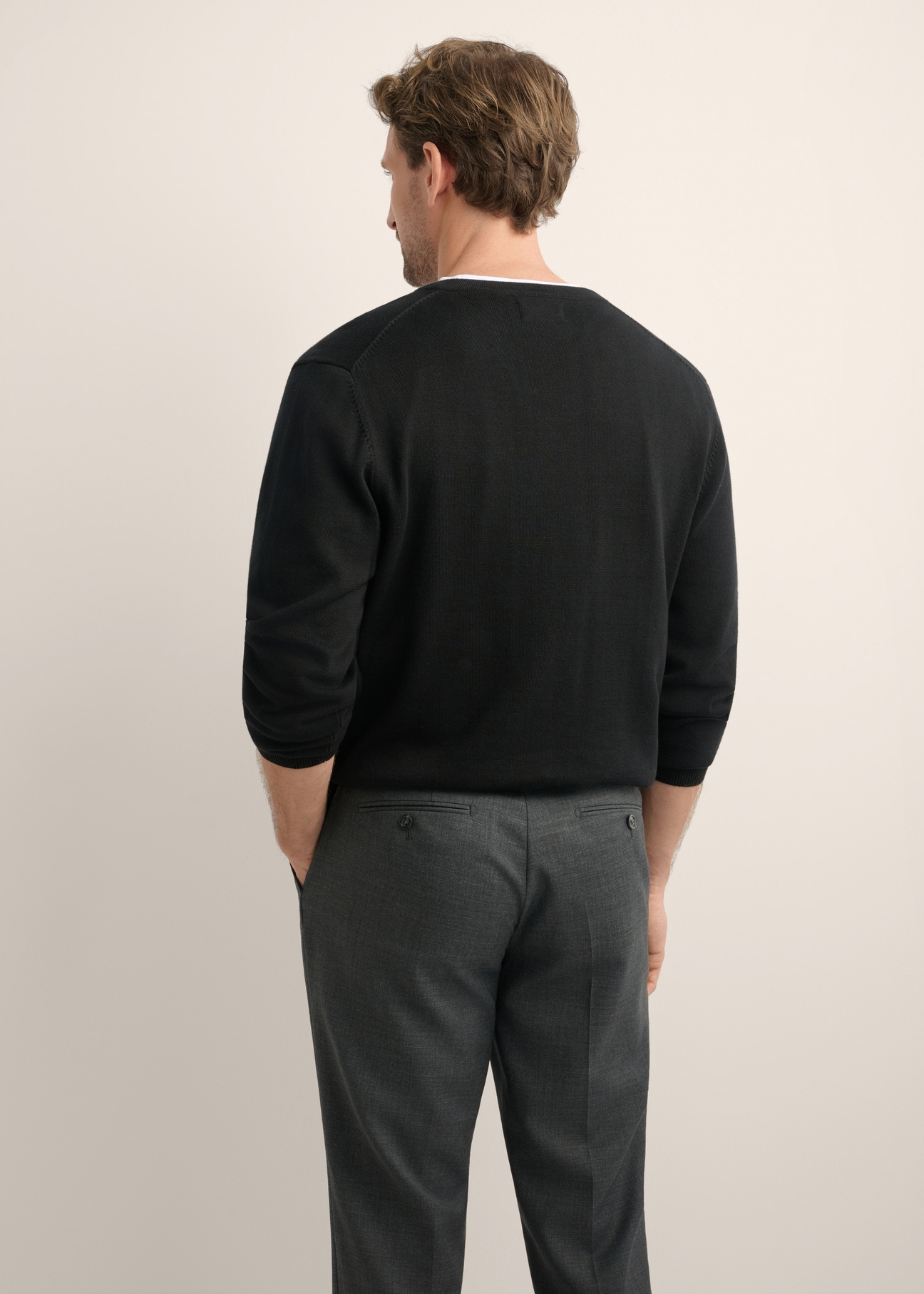 Czarny sweter męski z logo SWEMT-0159A-99(Z26), widok produktu z tyłu na modelu. Widoczna połowa sylwetki.