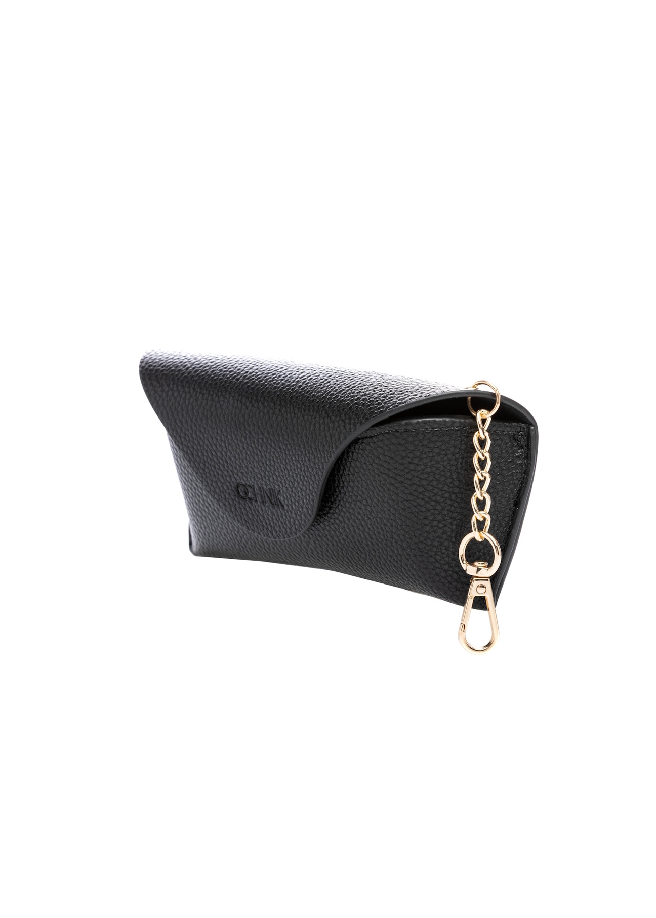 Czarne etui na okulary POREC-0435-99(W26), widok produktu skosem na białym tle.