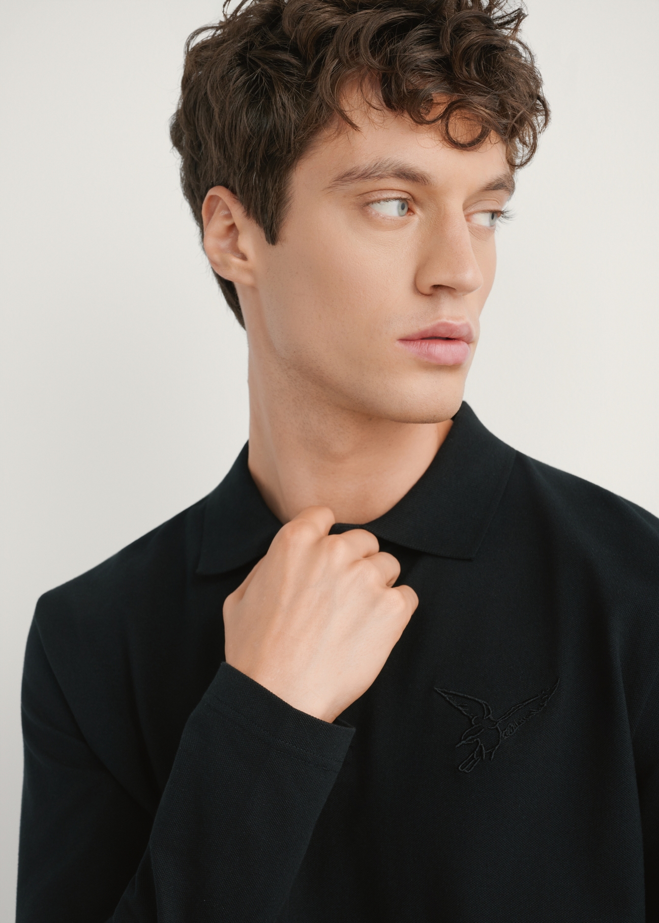 Czarny longsleeve męski z kołnierzykiem LSLMT-0011-99(W26), zbliżenie na produkt na modelu.