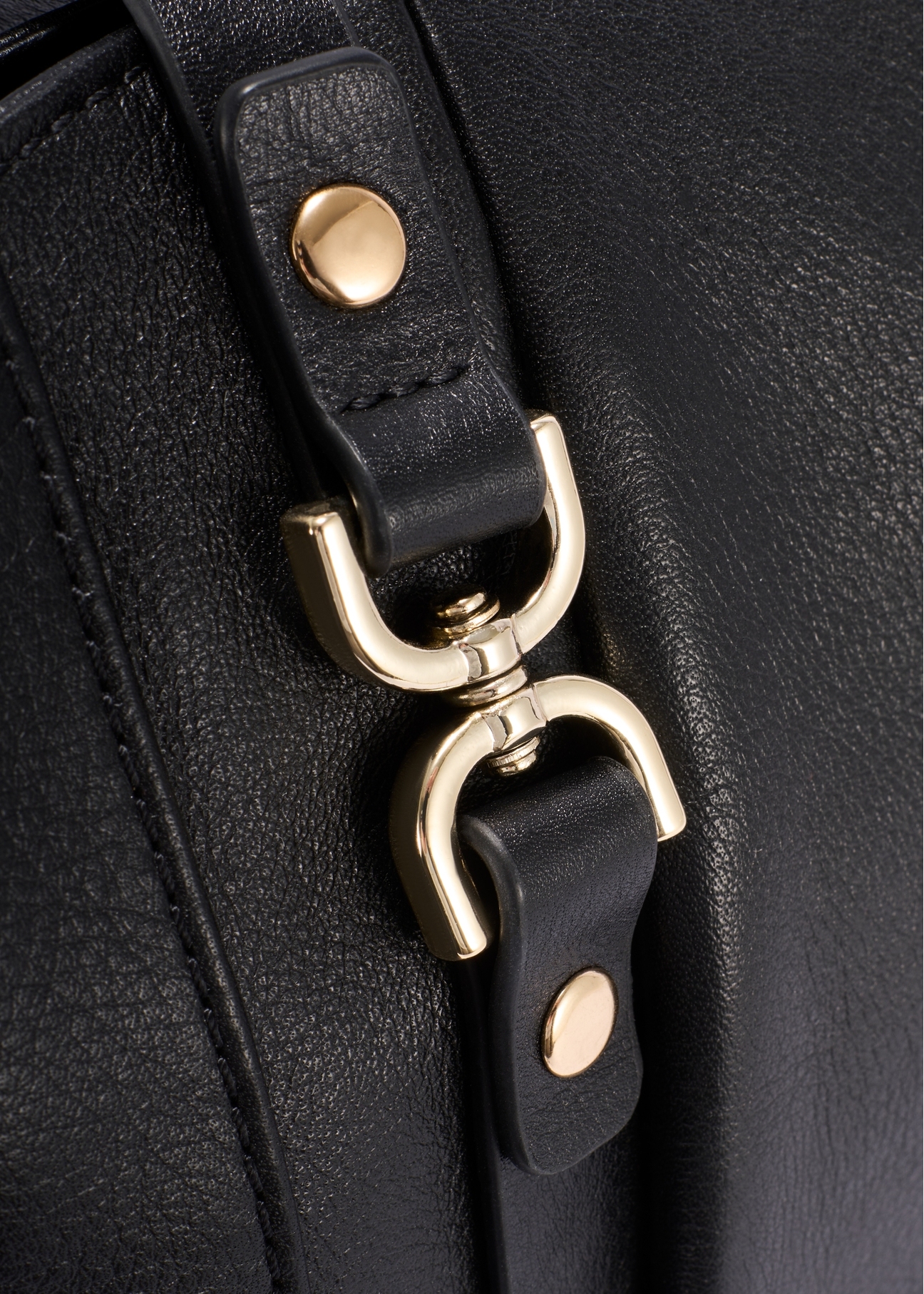 Czarna skórzana torebka shopper TORES-1223-99(W26), zbliżenie na detal produktu na białym tle.