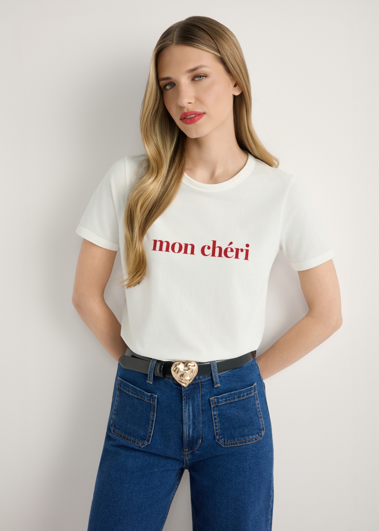 Biały T-shirt damski z nadrukiem TSHDT-0152-0B(W26), widok produktu od przodu na modelce, widoczna połowa sylwetki.