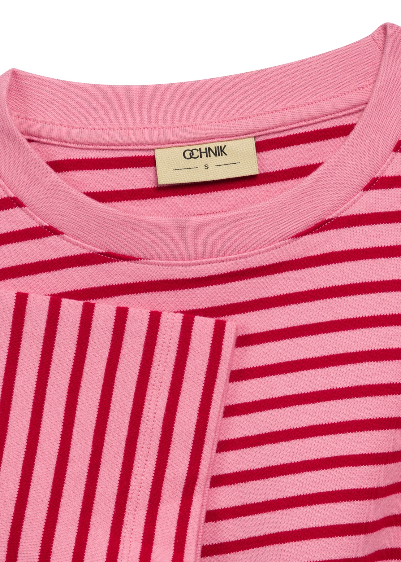 Różowy T-shirt damski w paski TSHDT-0150-5P(W26), zbliżenie na detal produktu na białym tle.