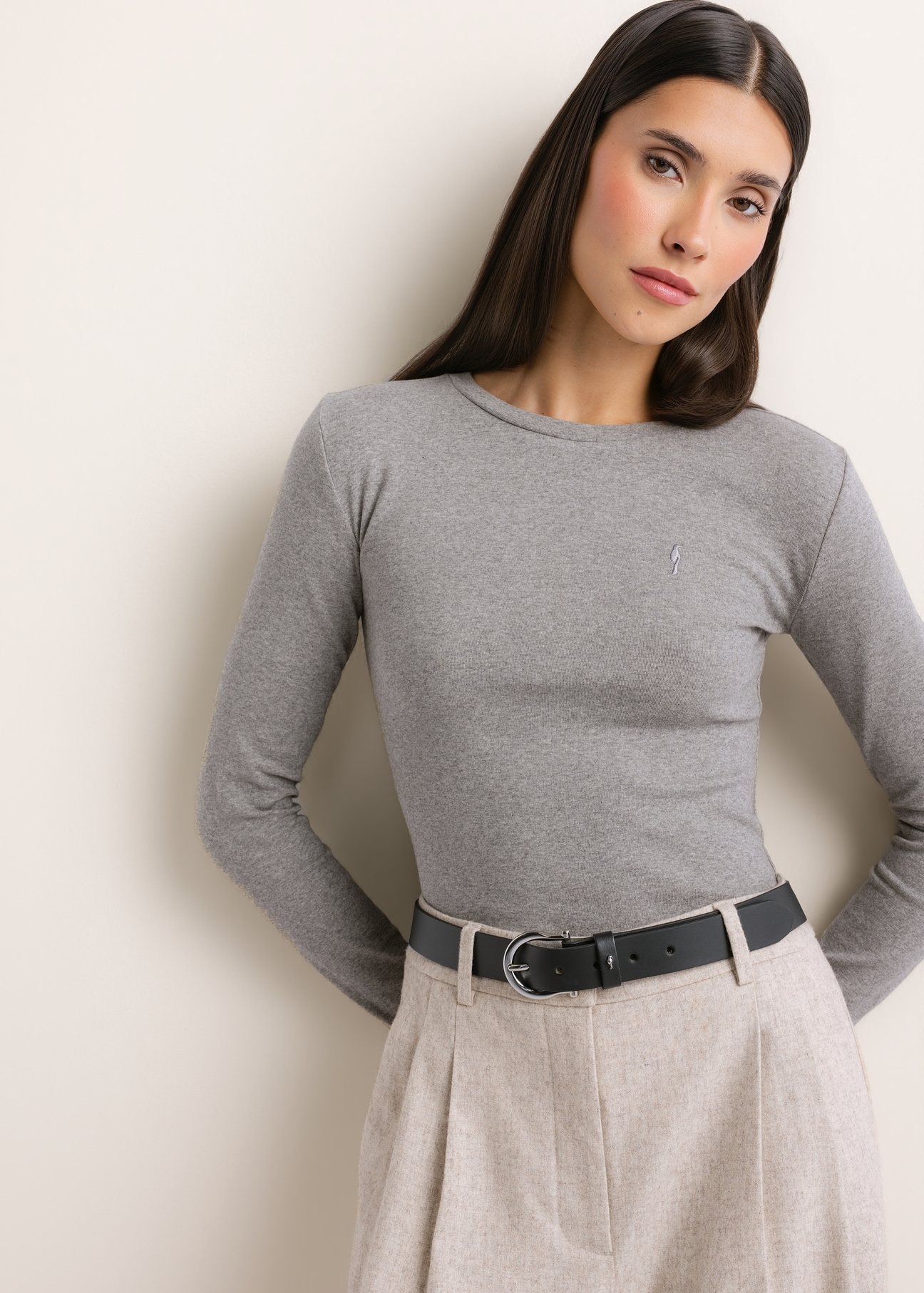 Szary bawełniany longsleeve damski LSLDT-0061-9B(Z26), widok produktu od przodu na modelce. Widoczna połowa sylwetki.