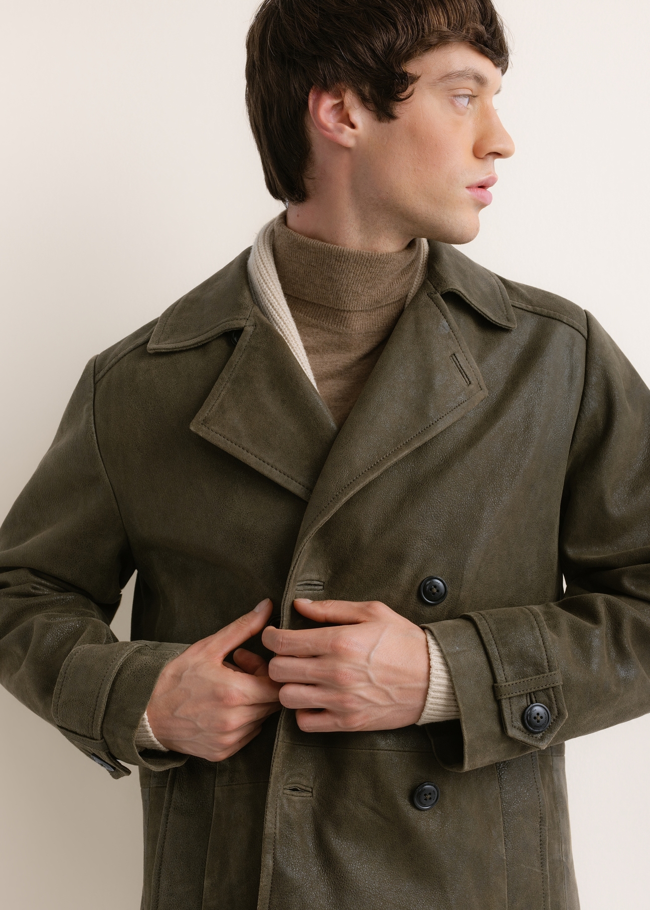 Skórzany płaszcz męski w kolorze khaki KURMS-0409A-8D(Z26), widok produktu z przodu na modelu. Widoczna połowa sylwetki.