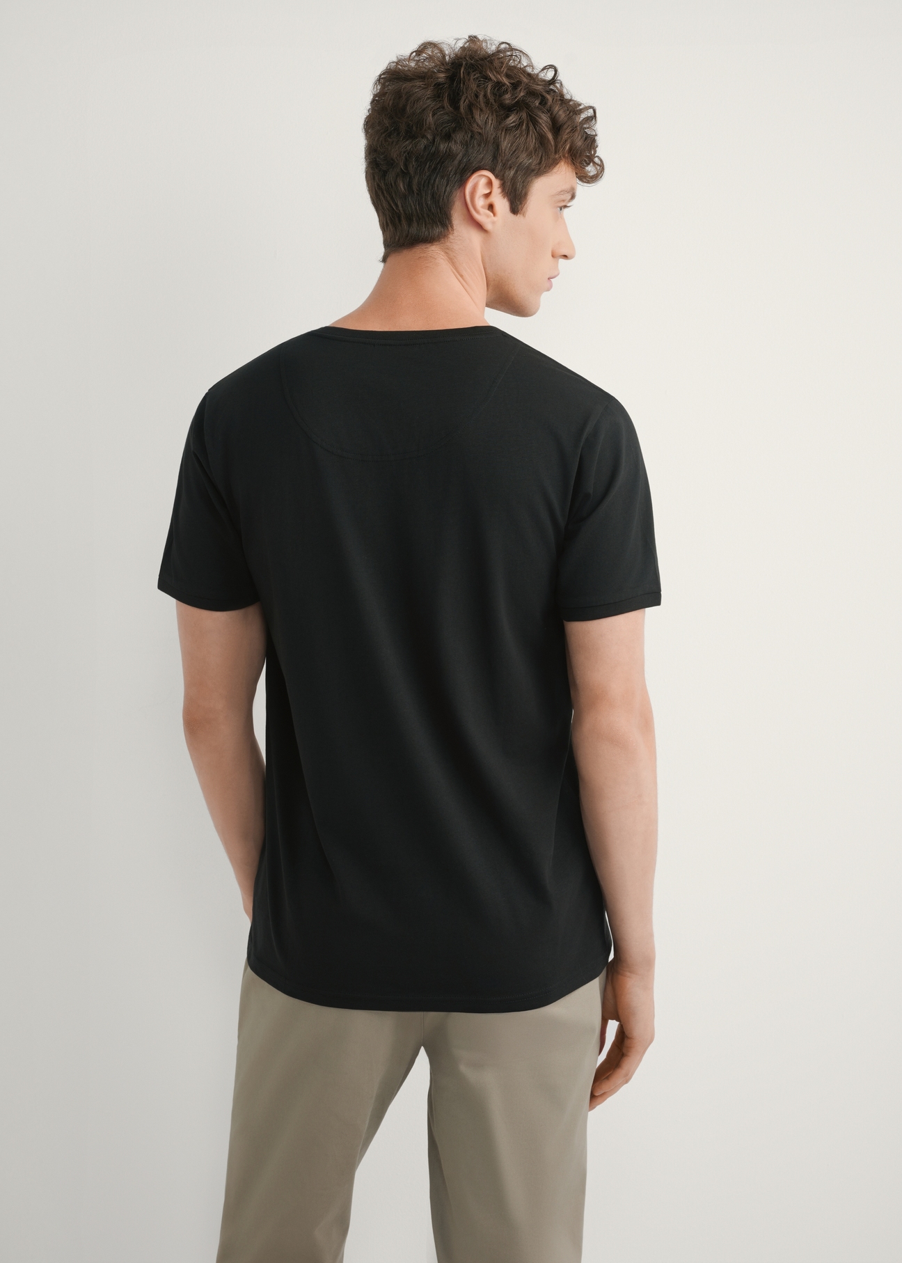 Czarny basic T-shirt męski z logo TSHMT-0088-99(W25), widok produktu od tyłu na modelu, widoczna połowa sylwetki.