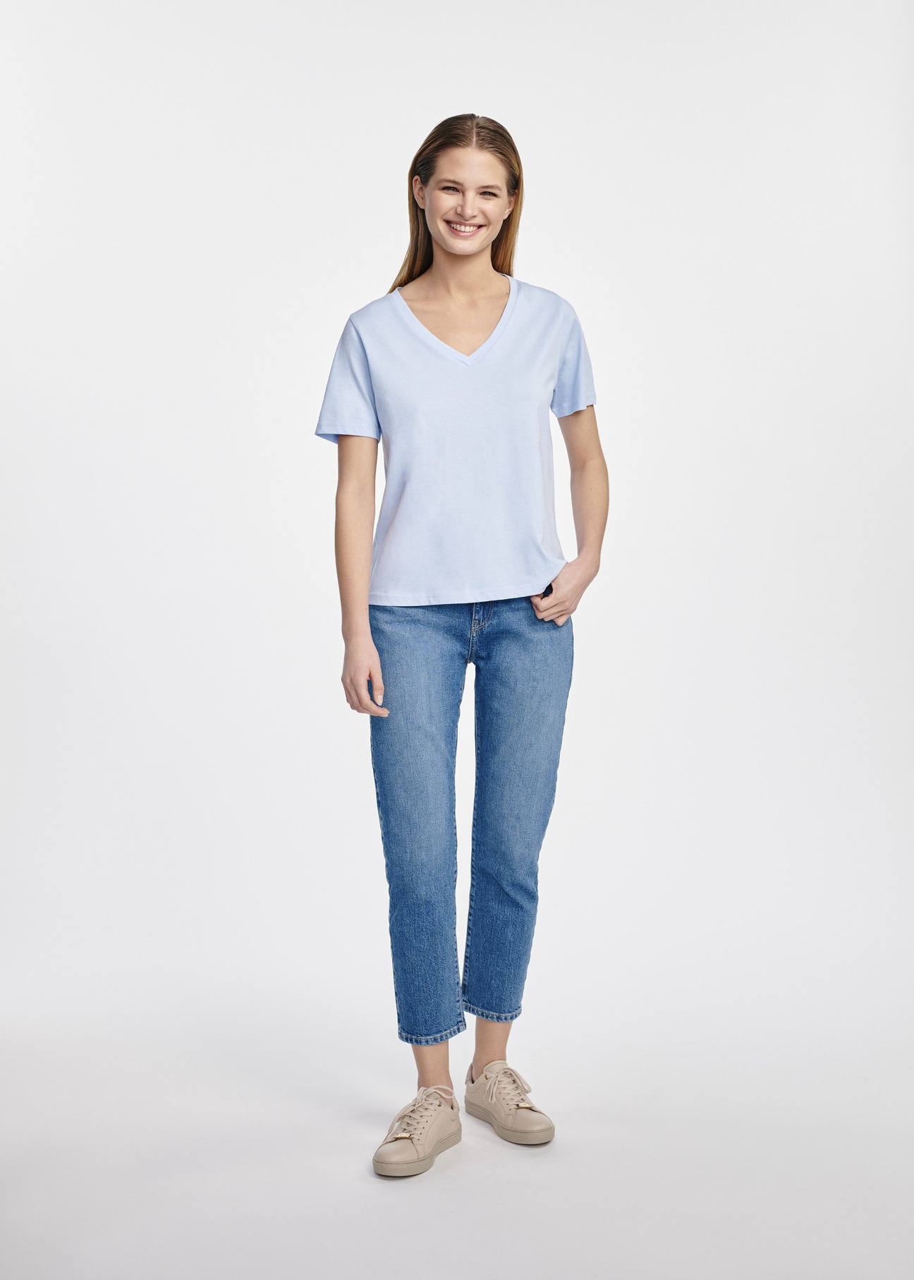 Błękitny t-shirt damski basic TSHDT-0120-60(W25), zdjęcie przodu na modelce na białym tle. Widoczna cała sylwetka.
