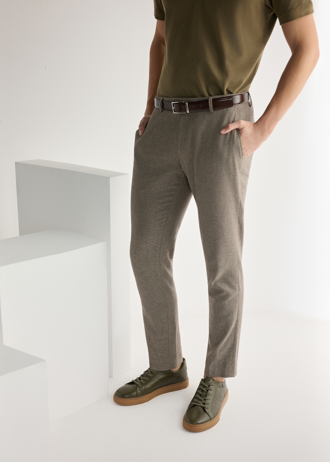 Skórzane sneakersy męskie khaki BUTYM-0486-8D(W26), widok produktu z przodu na stopach modela.