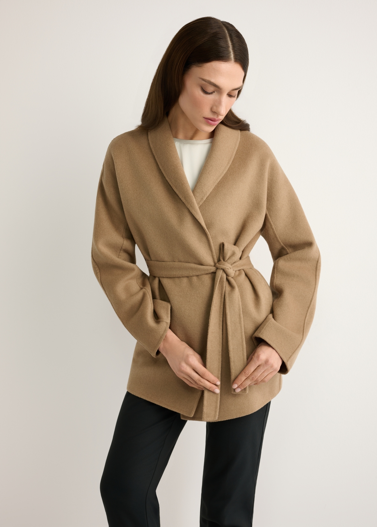 Camelowy płaszcz damski z wełną PLADT-0074-1D(W26), widok produktu z przodu na modelce. Widoczna połowa sylwetki.