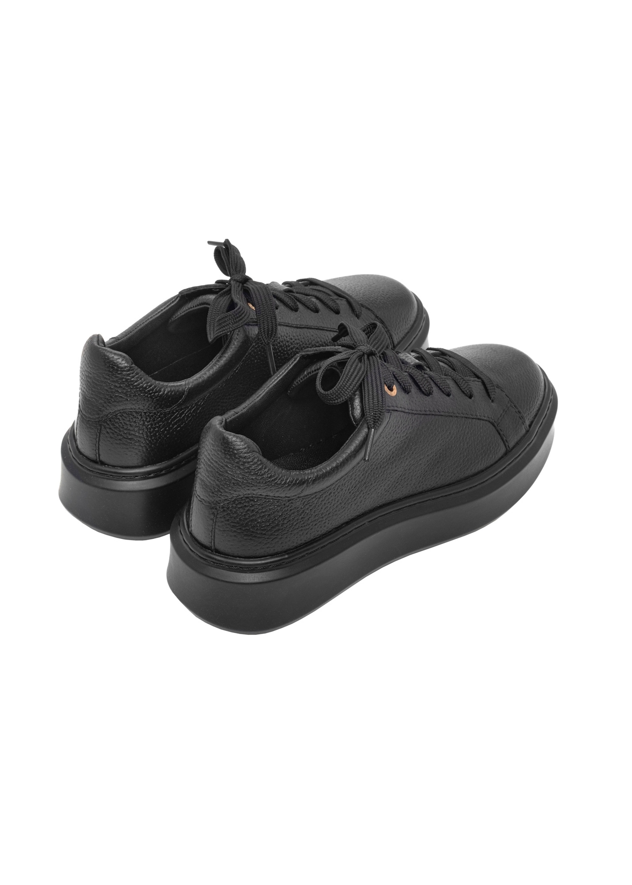 Skórzane buty damskie w kolorze czarnym BUTYD-1284-9I(Z26), widok produktu z tyłu na białym tle.