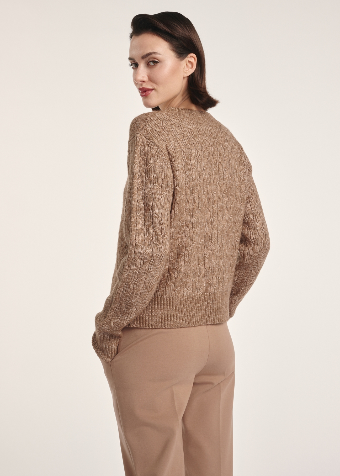 Sweter damski w kolorze brązowym SWEDT-0237-84(Z25), widok produktu z tyłu na modelce. Widoczna połowa sylwetki.