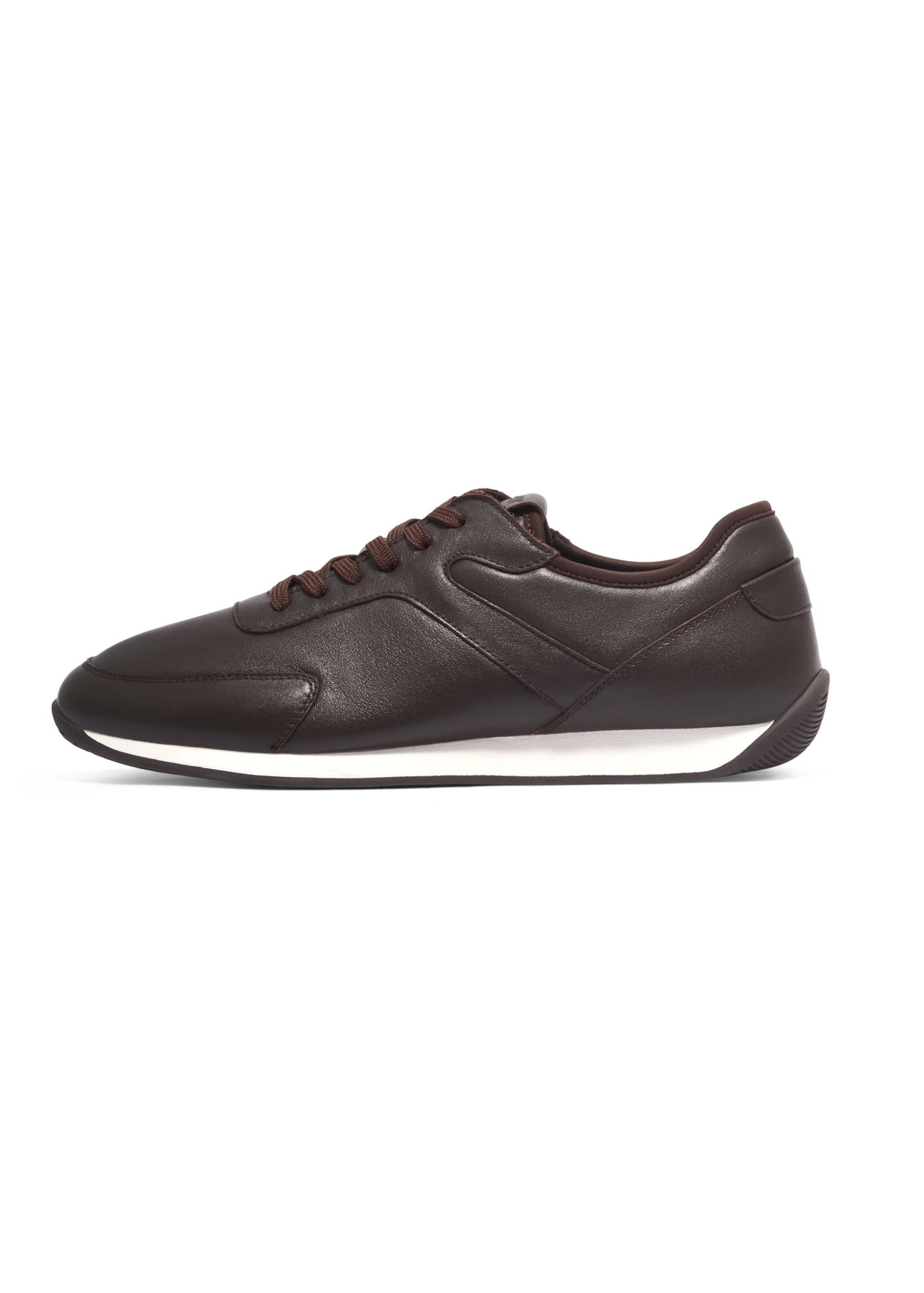 Brązowe skórzane buty sportowe męskie BUTYM-0566-1I(Z26), widok produktu z boku na jasnym tle.