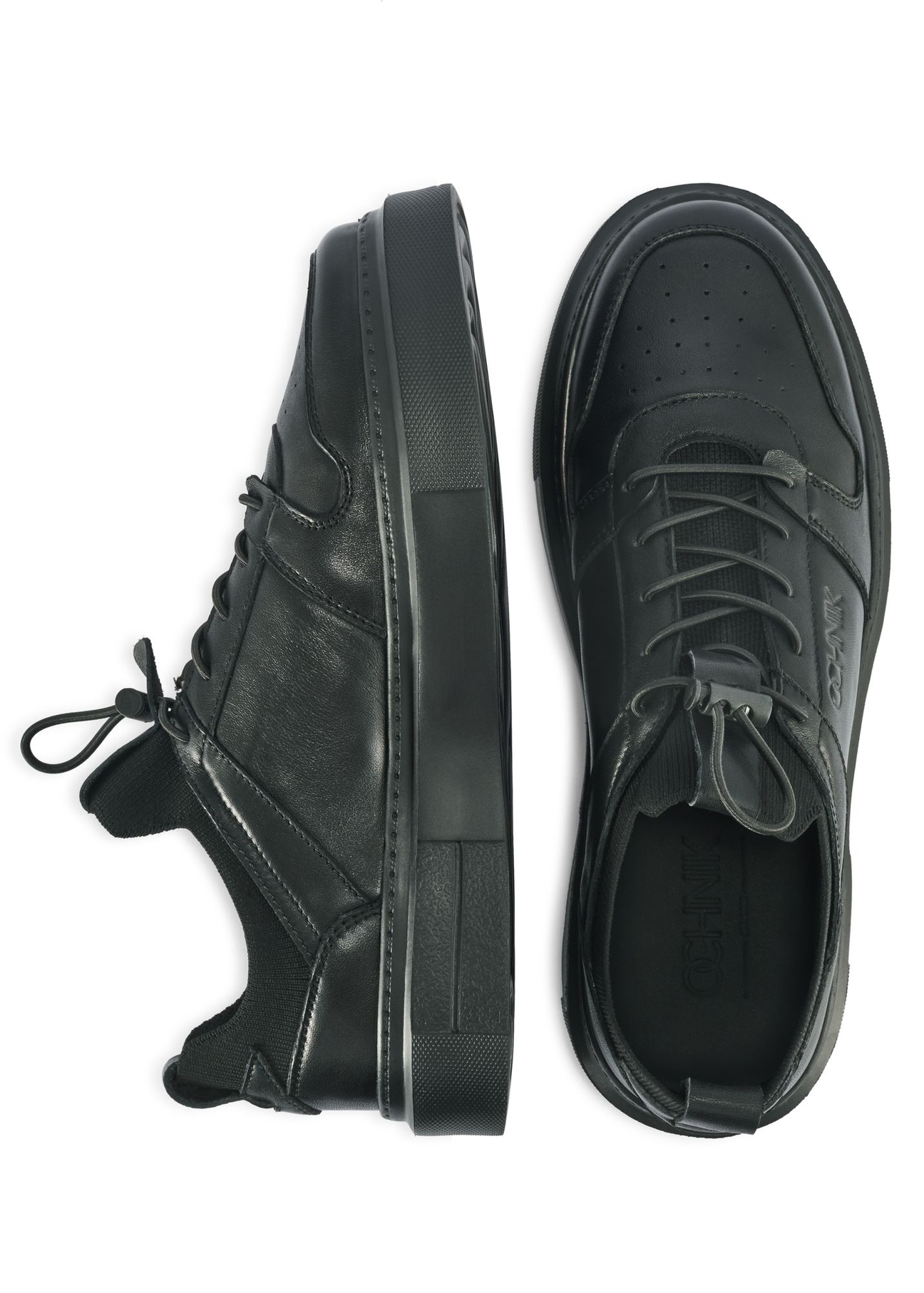 Czarne skórzane sneakersy męskie BUTYM-0509-99(Z25) - widok produktu z góry i z boku na białym tle.