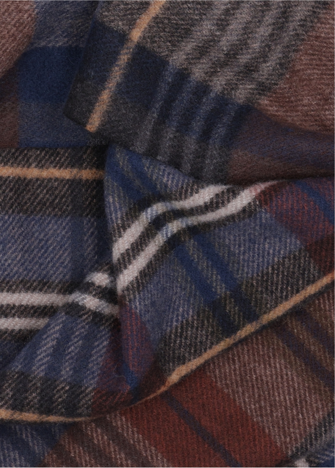 Szalik męski w kratkę SZAMT-0088-7I(Z26), zbliżenie na detal produktu.
