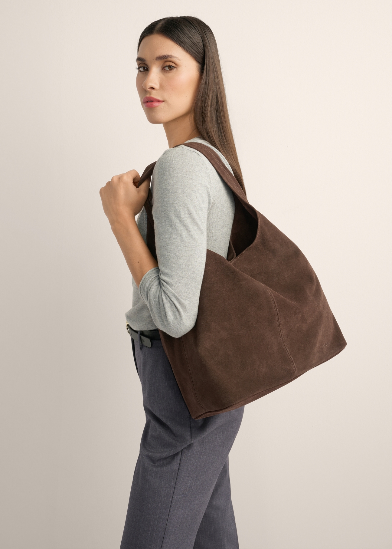 Brązowa zamszowa torebka shopper TORES-1403-1H(Z26), widok produktu od przodu na modelce, widoczna połowa sylwetki.