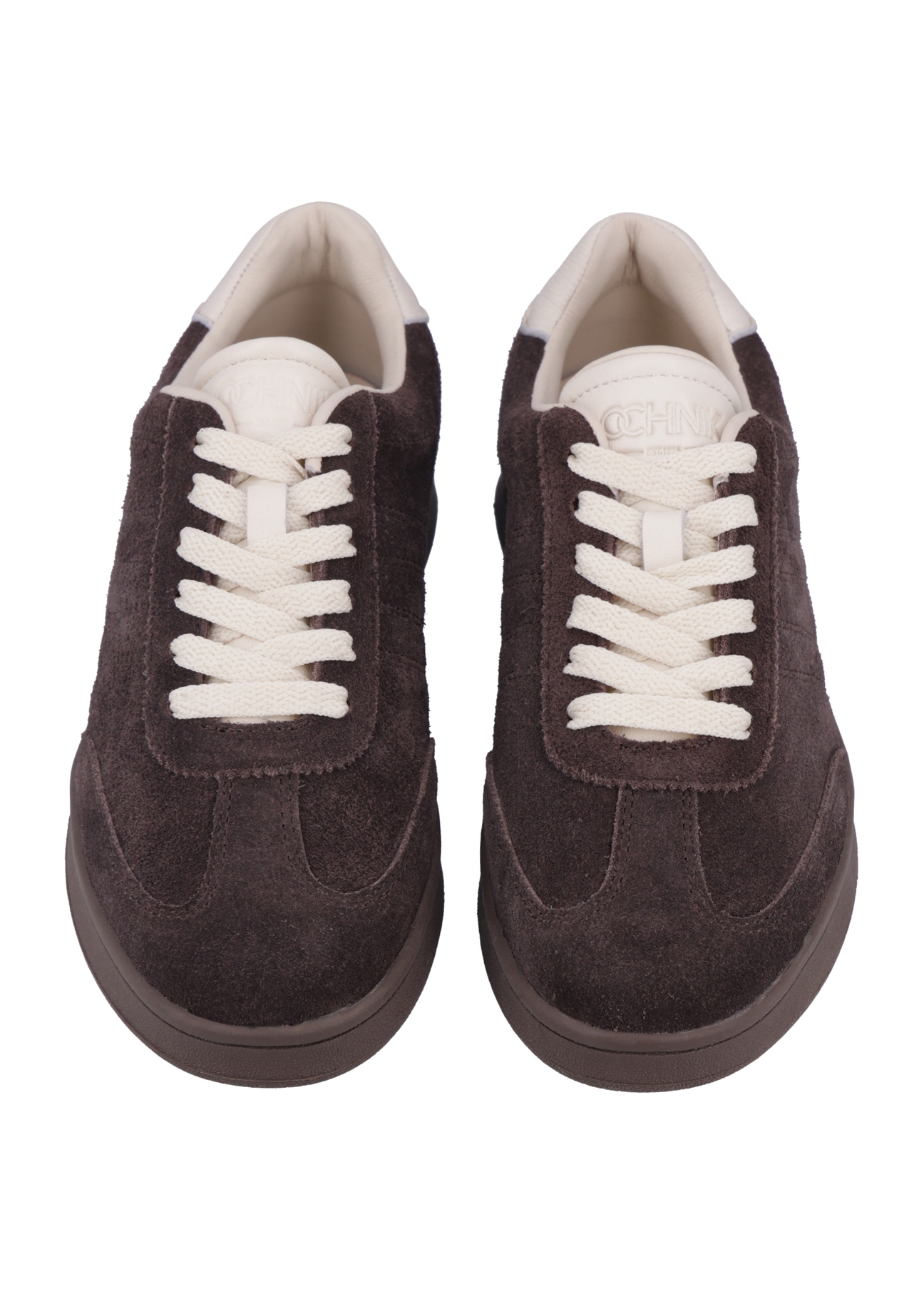 Zamszowe buty sportowe w kolorze ciemnobrązowym BUTYD-1317-1 I(Z26), widok produktu z przodu na białym tle.