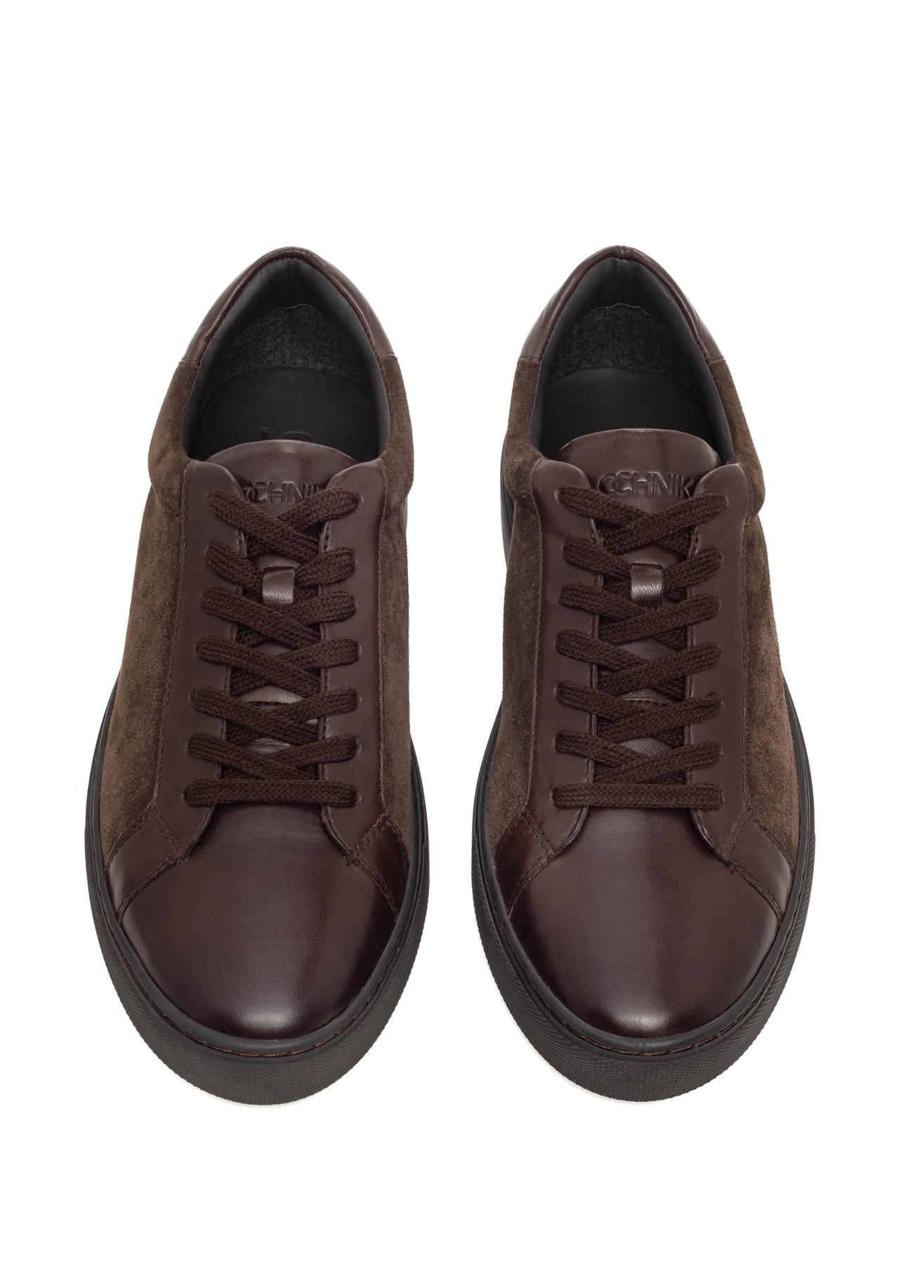 Ciemnobrązowe skórzane sneakersy męskie BUTYM-0544-1I(Z26), widok produktu z przodu na białym tle.