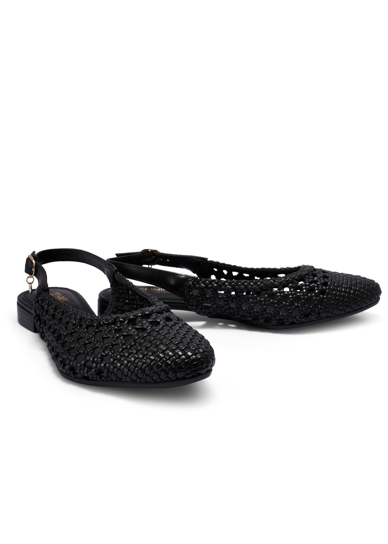 Czarne plecione buty damskie BUTYD-1252-99(W26), widok produktu skosem na białym tle.