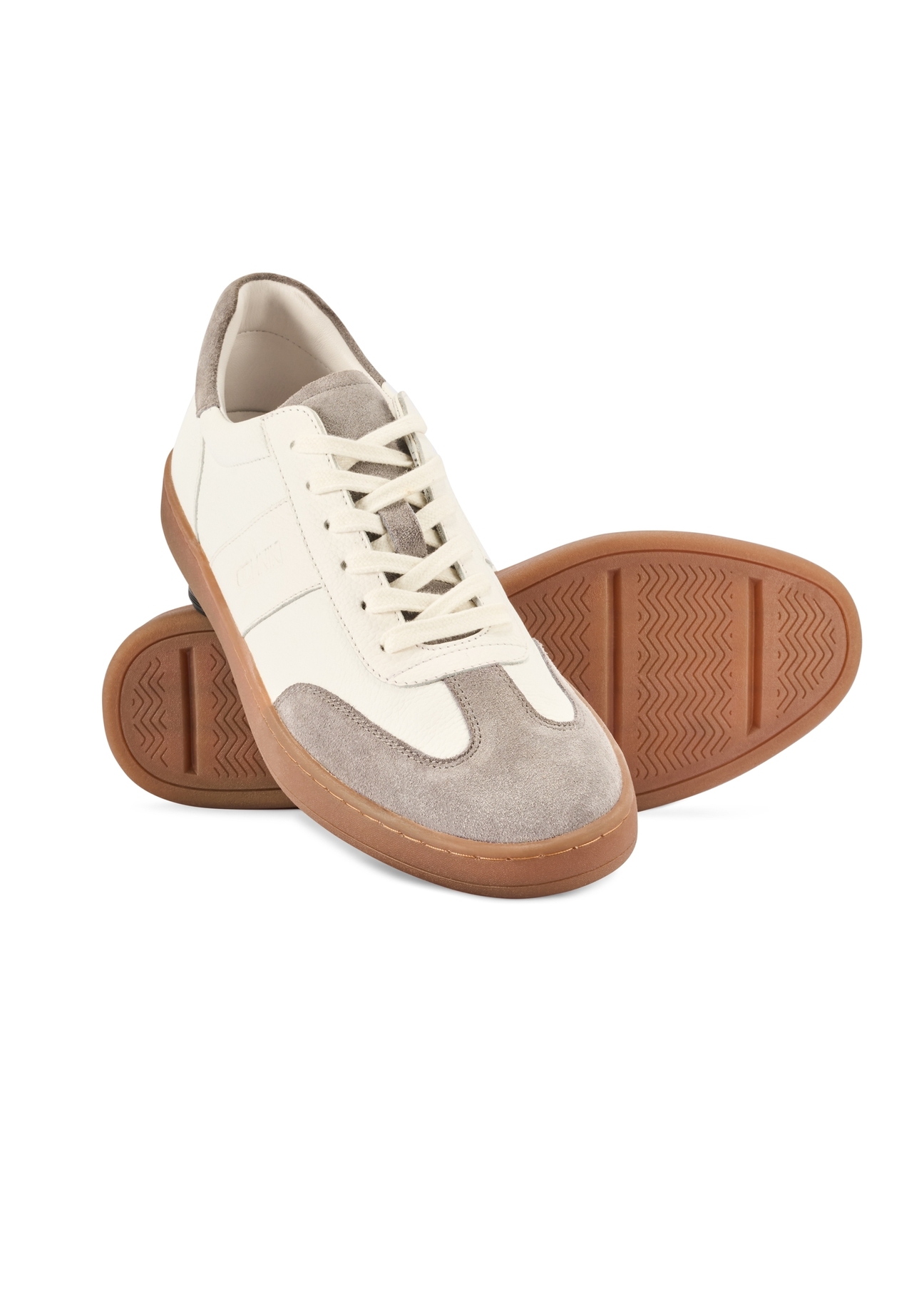 Skórzane męskie buty sportowe BUTYM-0487-0B(W26), widok produktu skosem na białym tle.