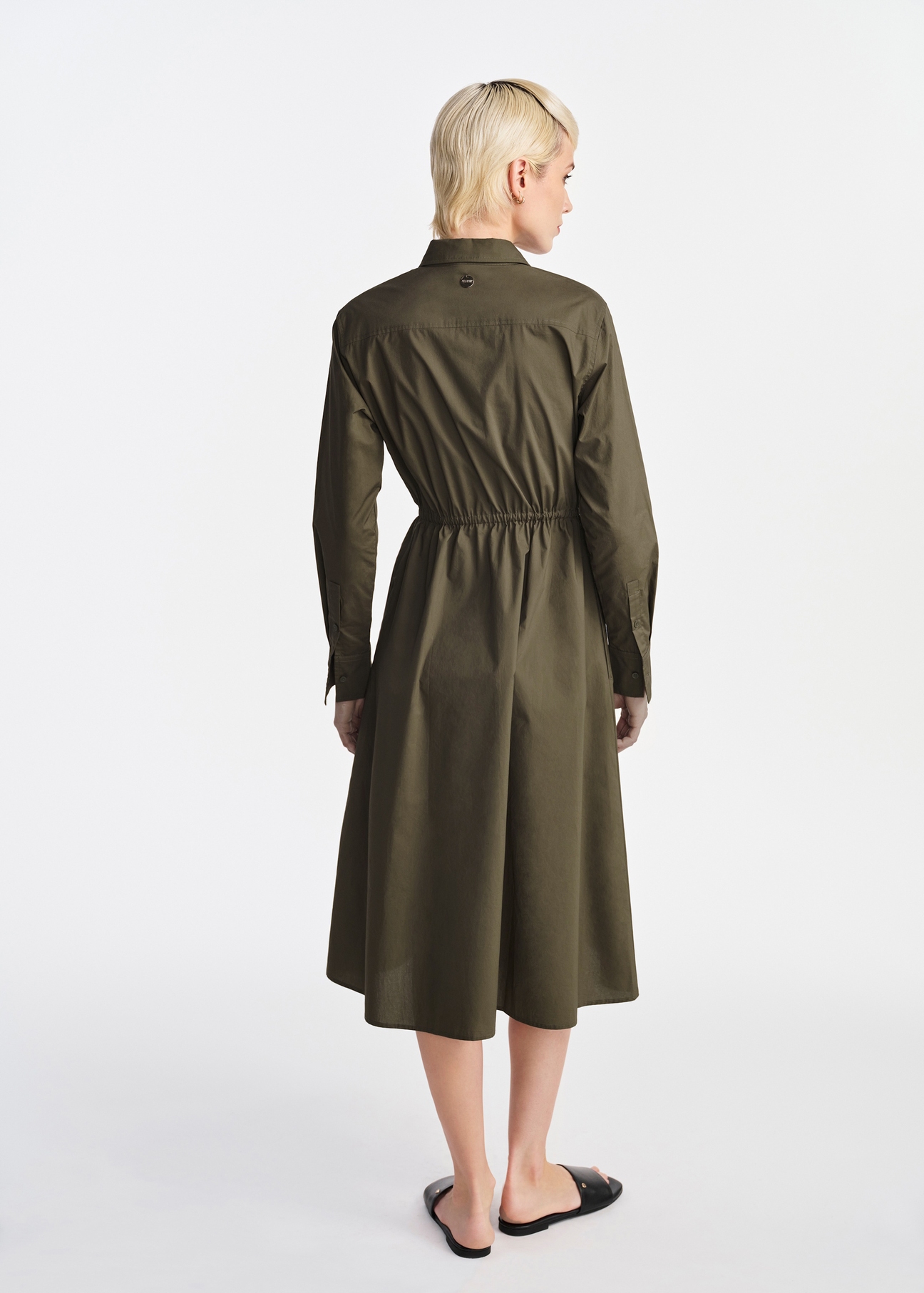 Sukienka z długim rękawem w kolorze khaki SUKDT-0230-55(W25)-04