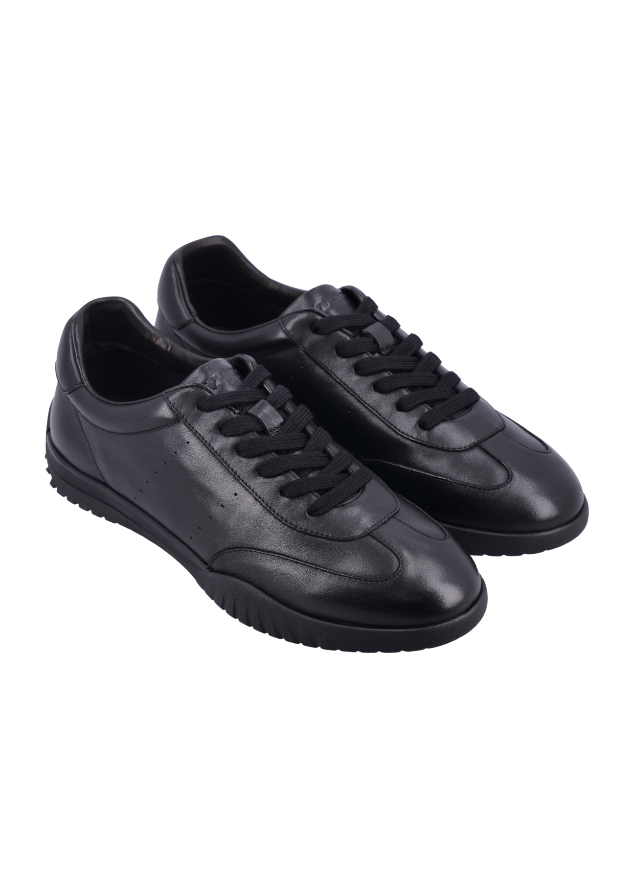 Czarne skórzane buty sportowe męskie BUTYM-0560-99(Z26), widok produktu skosem na białym tle.