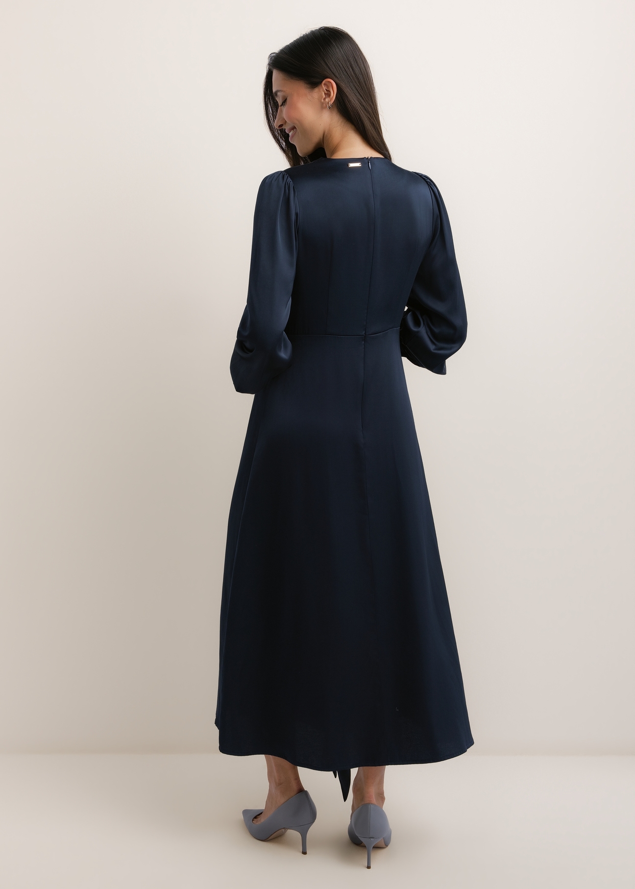 Granatowa sukienka midi SUKDT-0263-7E(W26), widok produktu od tyłu na modelce. Widoczna cała sylwetka.