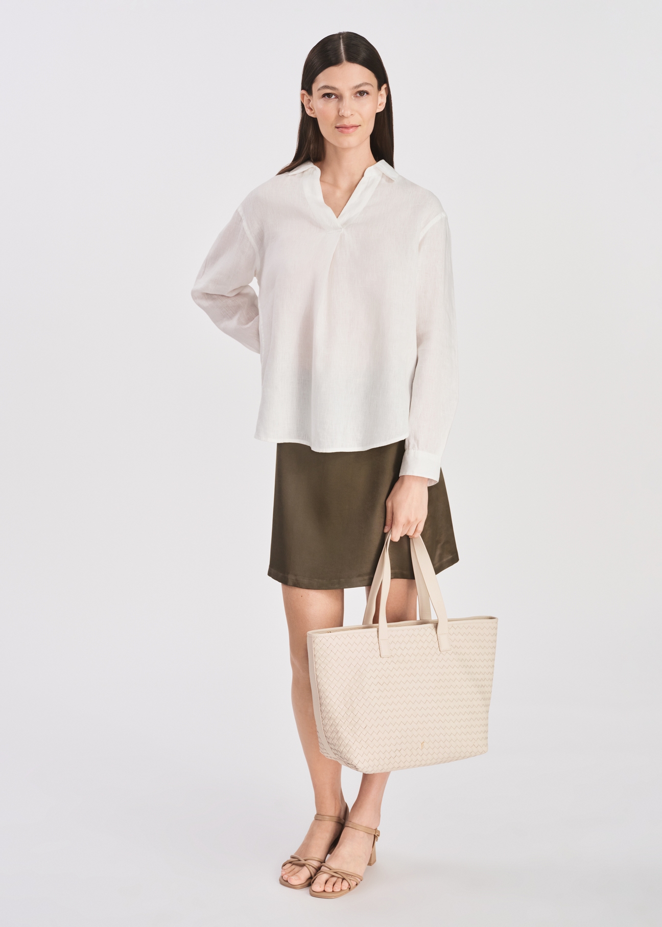 Skórzana kremowa torebka shopper damska TORES-1107-12(W25), widok produktu na modelce. Widoczna cała sylwetka.