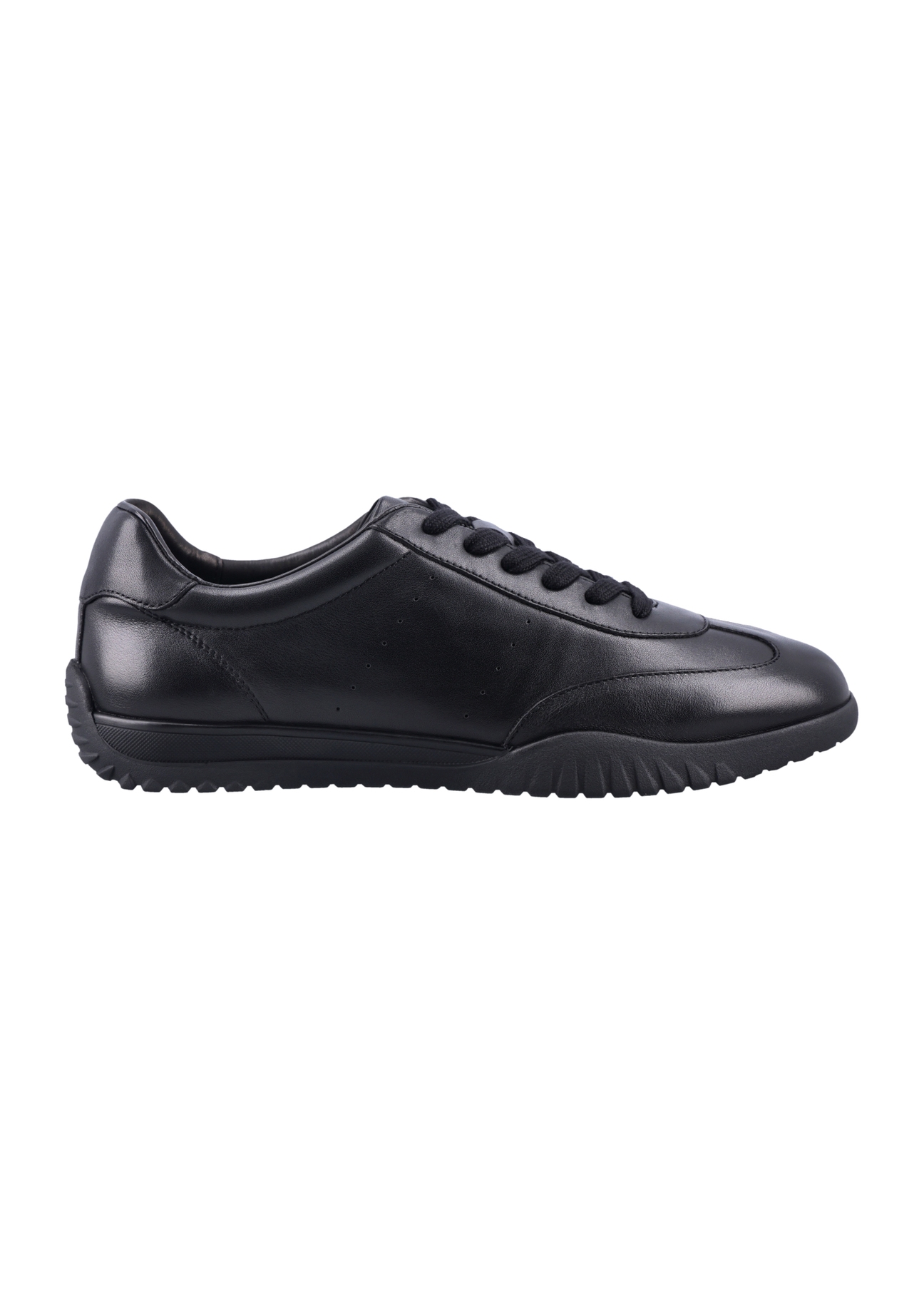 Czarne skórzane buty sportowe męskie BUTYM-0560-99(Z26), widok produktu z boku na białym tle.