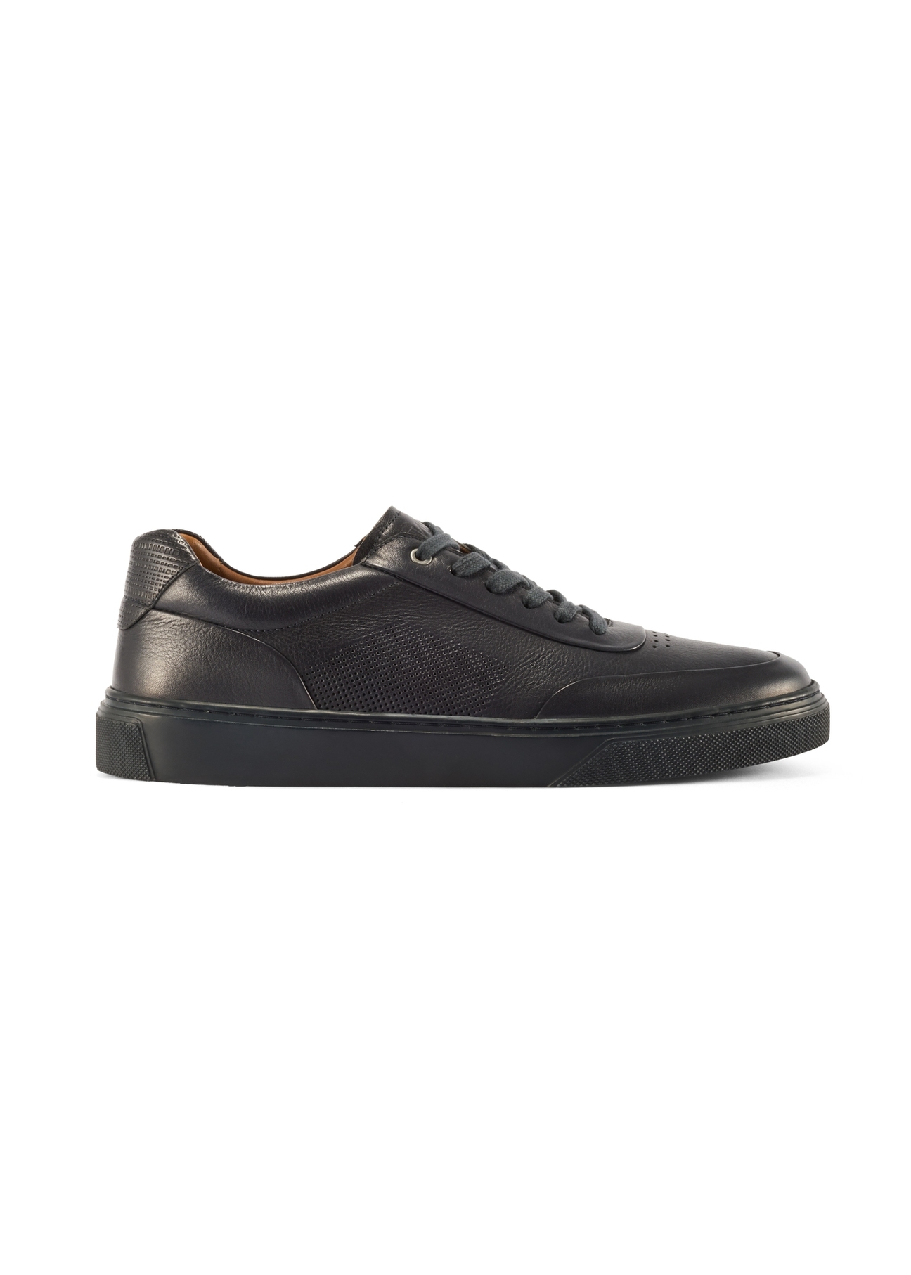 Skórzane sneakersy męskie w kolorze granatowym BUTYM-0484-7E(W26) - widok produktu z boku, na białym tle. 