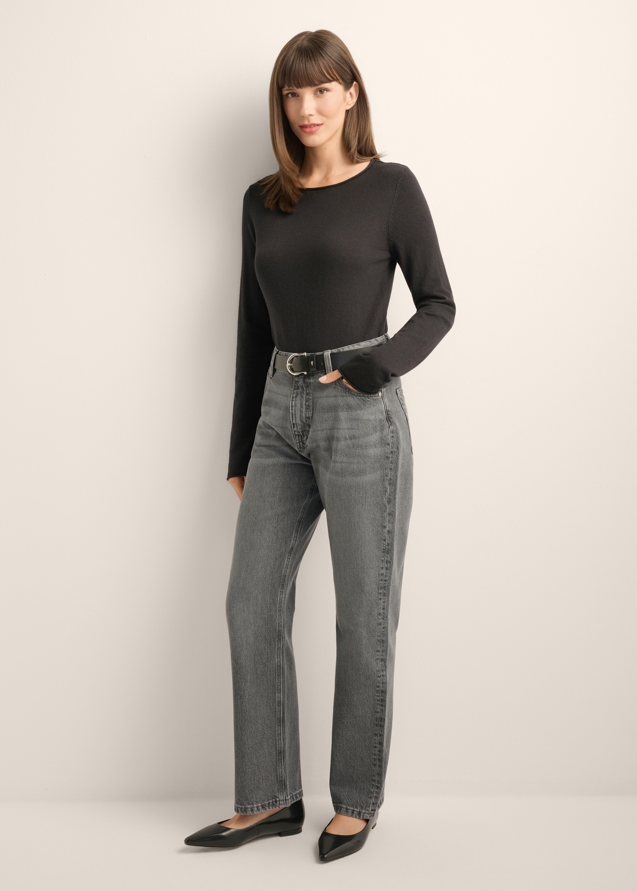 Szare jeansowe spodnie damskie JEADT-0016-9B(Z26), widok produktu od przodu na modelce, widoczna cała sylwetka.