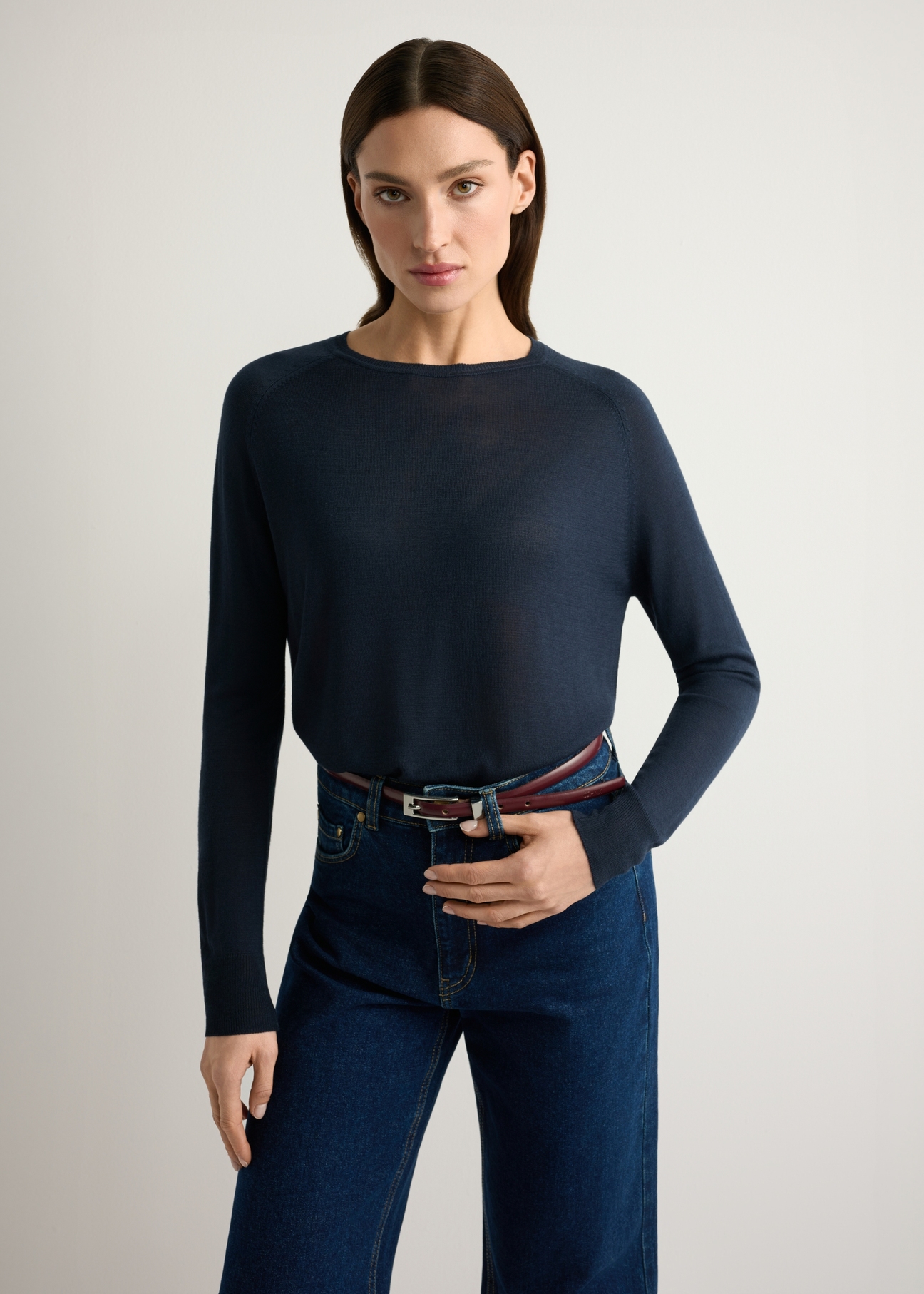 Cienki granatowy sweter damski SWEDT-0257-7E(W26), widok produktu od przodu na modelce, widoczna połowa sylwetki.