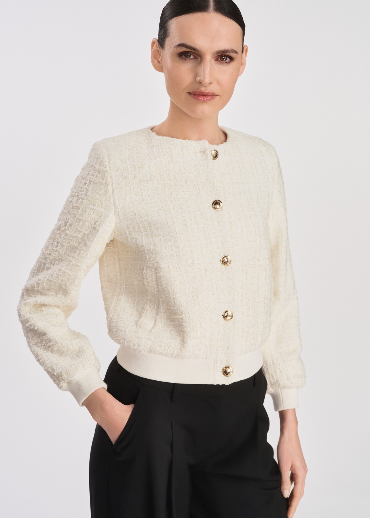 Kremowa krótka bluza damska BLZDT-0110-12(W25)