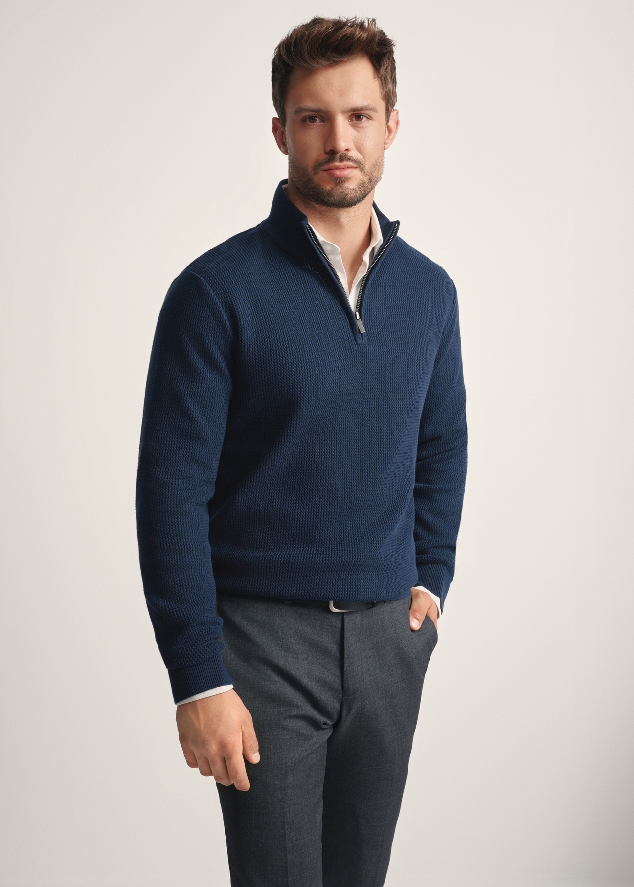 Granatowy sweter męski z suwakiem SWEMT-0167-68(Z25), widok produktu z przodu na modelu. Widoczna połowa sylwetki.