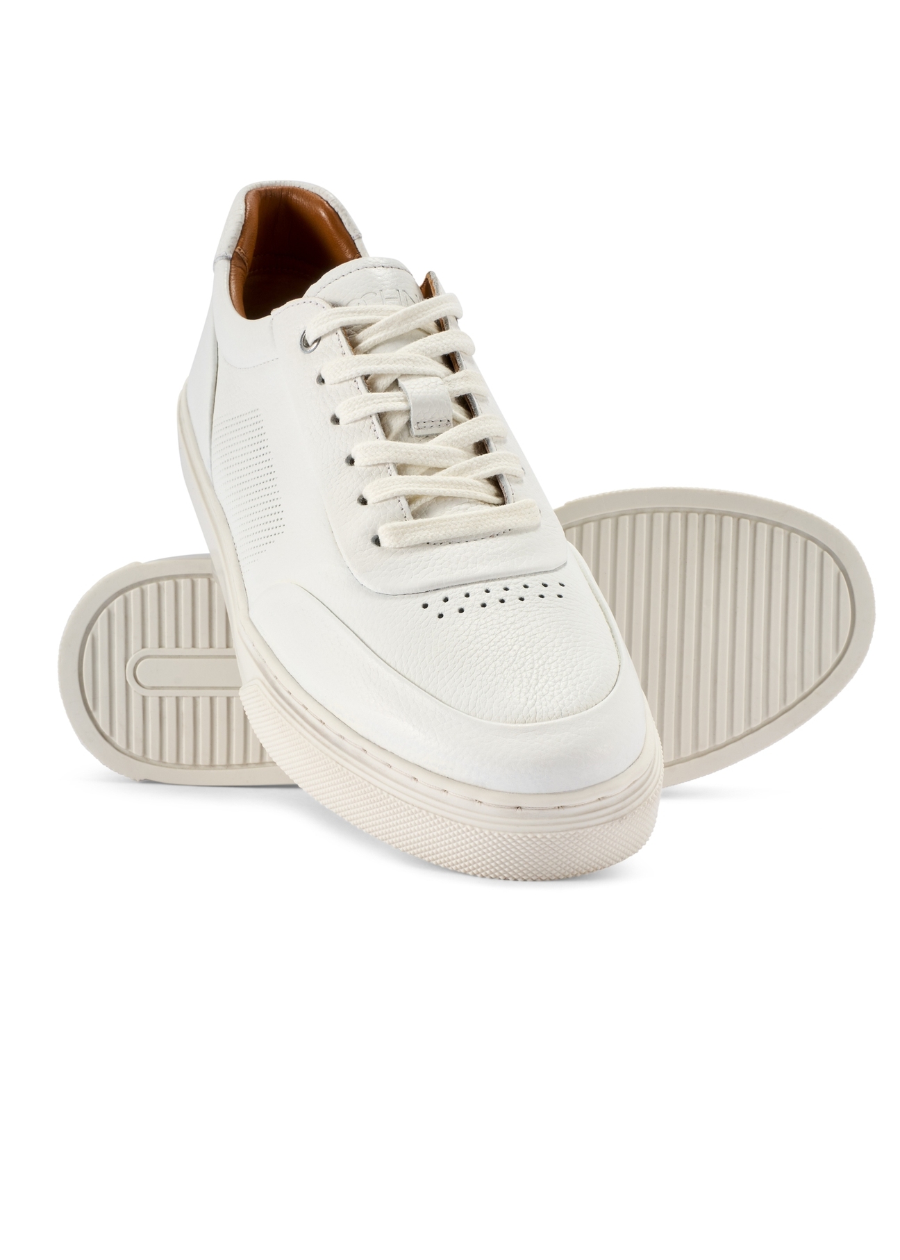 Skórzane sneakersy męskie w kolorze białym BUTYM-0484-0B(W26), widok produktu od góry i spodu na białym tle.