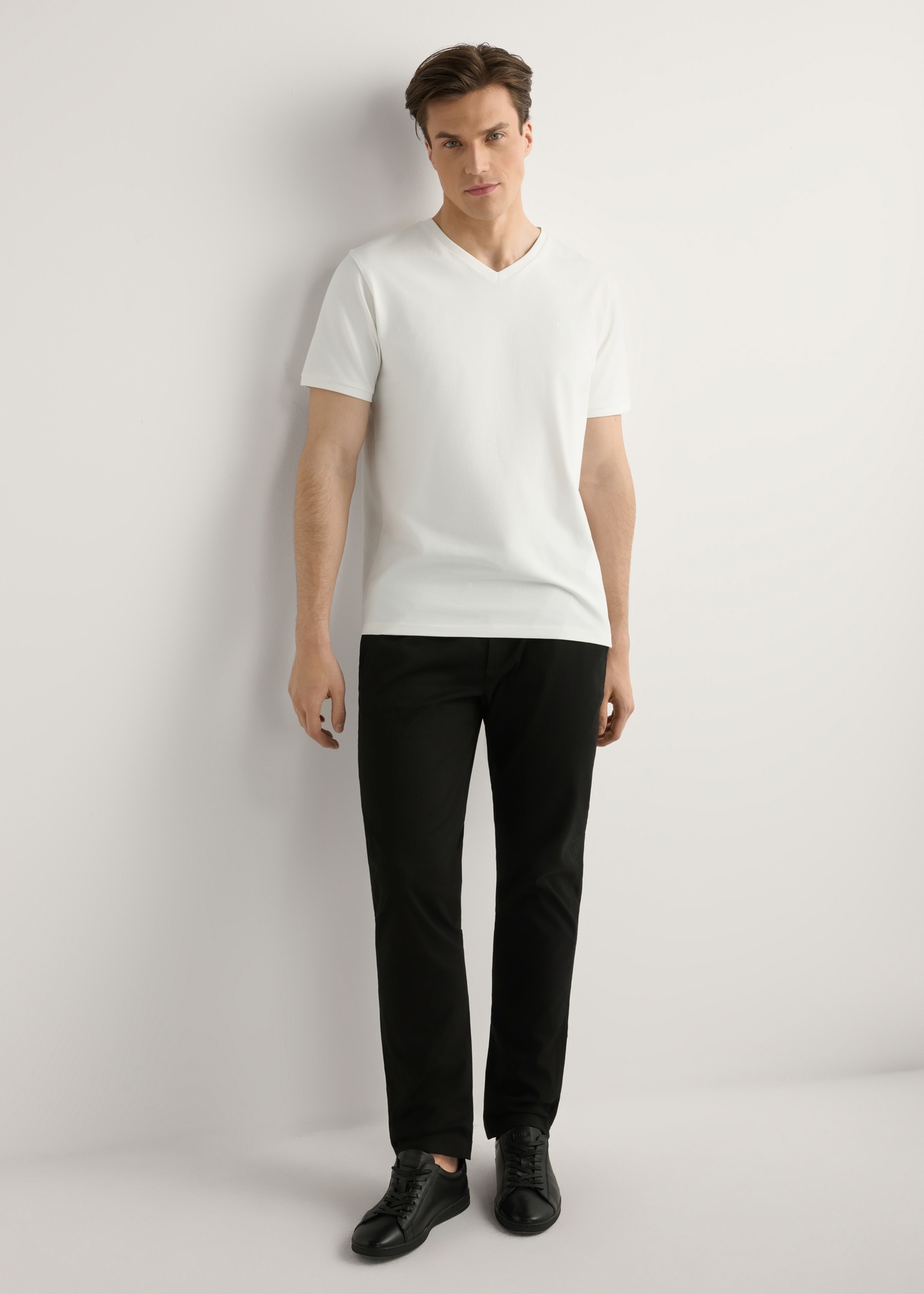 Biały bawełniany T-shirt męski TSHMT-0088-0B(W26), widok produktu od przodu na modelu, widoczna cała sylwetka.