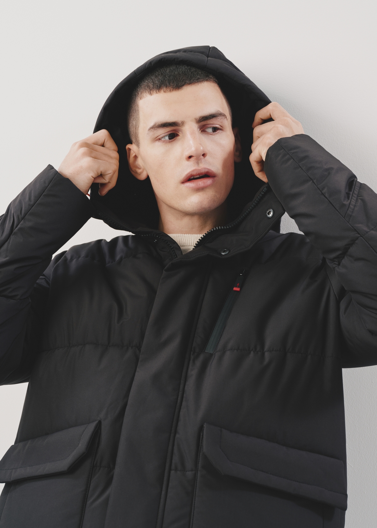 Długa czarna kurtka męska z kapturem KURMT-0274-99(Z23)-04