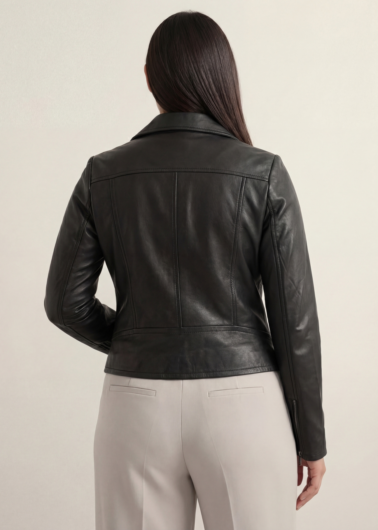 Skórzana ramoneska damska PLUS SIZE KURDS-0274L-99(KS), widok produktu od tyłu na modelce, widoczna połowa sylwetki.