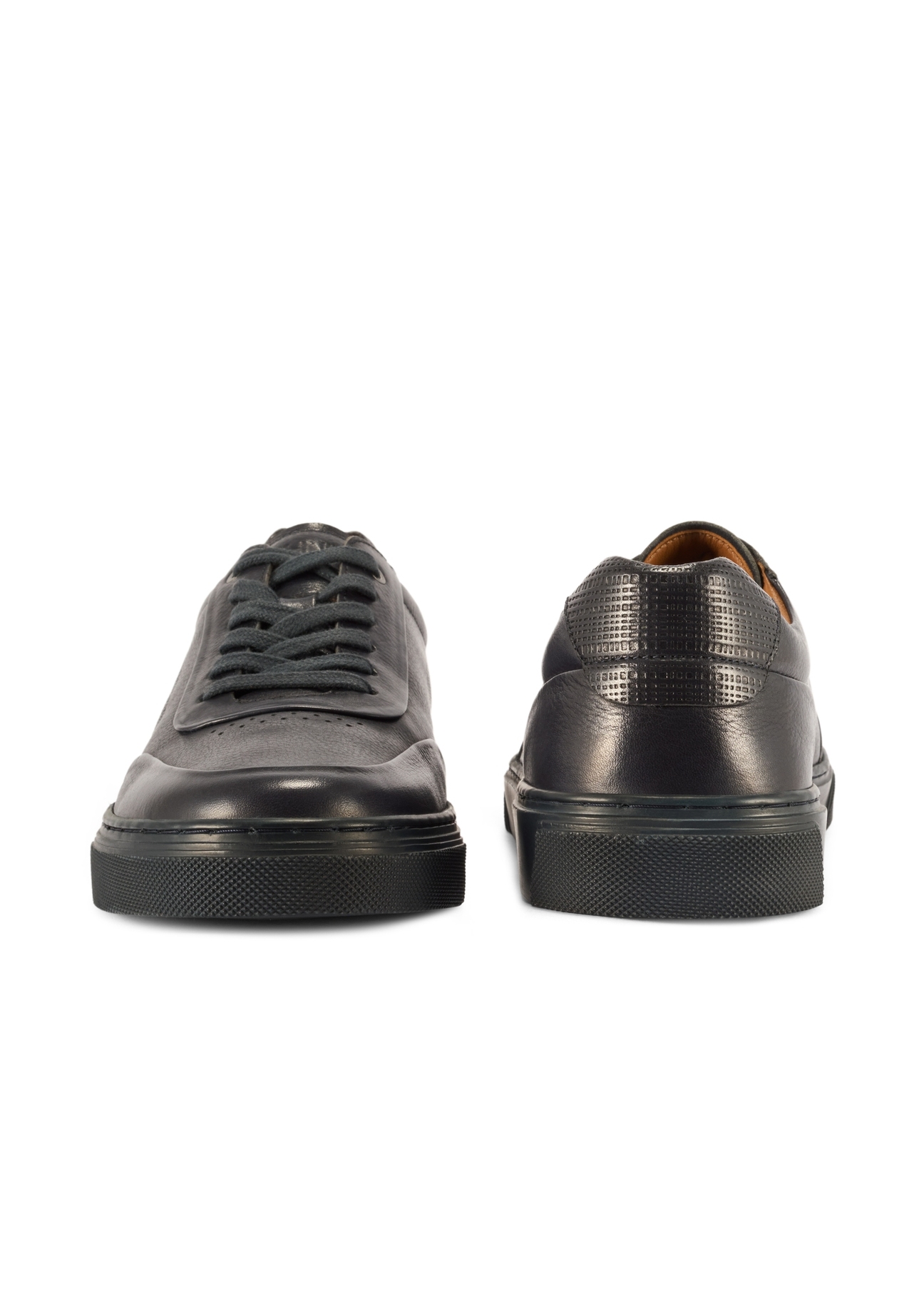 Skórzane sneakersy męskie w kolorze granatowym BUTYM-0484-7E(W26) - widok produktu z przodu i z tyłu, na białym tle. 