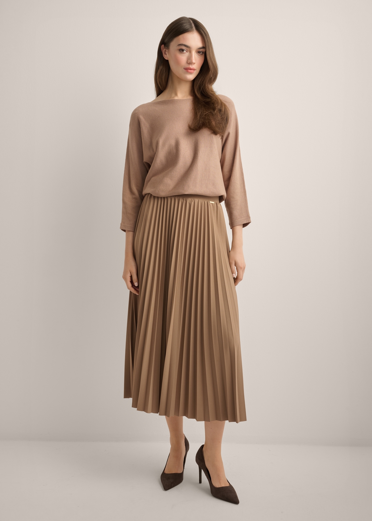 Camelowa plisowana spódnica midi SPCDT-0096-1D(Z26), widok produktu od przodu na modelce. Widoczna cała sylwetka.