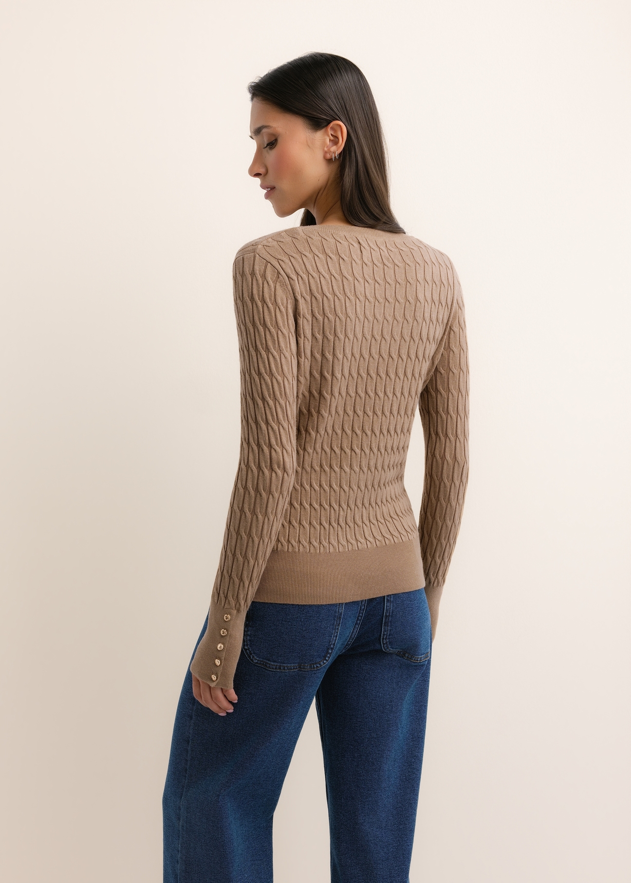 Sweter damski w kolorze camelu SWEDT-0212A-1D(Z26), widok produktu z tyłu na modelce. Widoczna połowa sylwetki.  