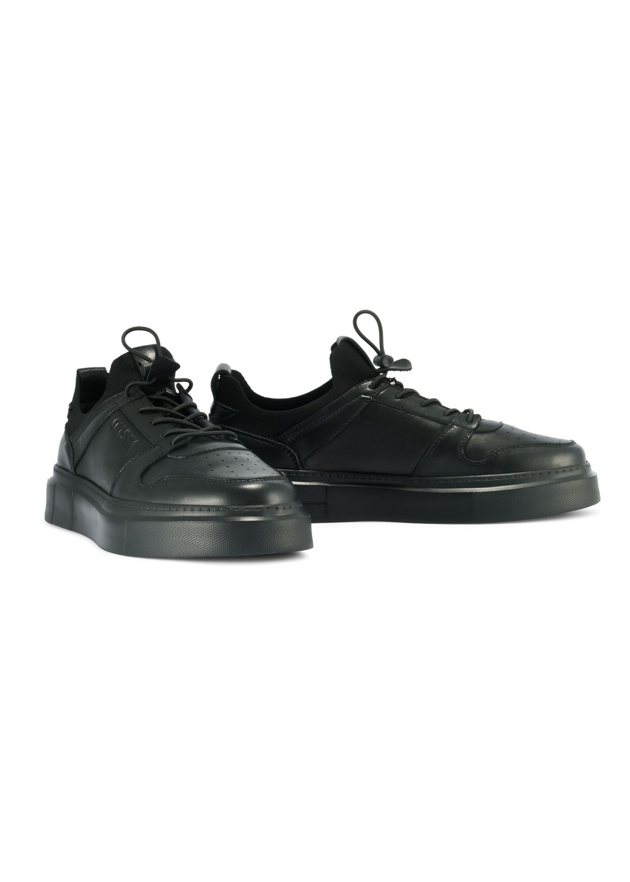 Czarne skórzane sneakersy męskie BUTYM-0509-99(Z25) - widok pary butów po skosie na białym tle.