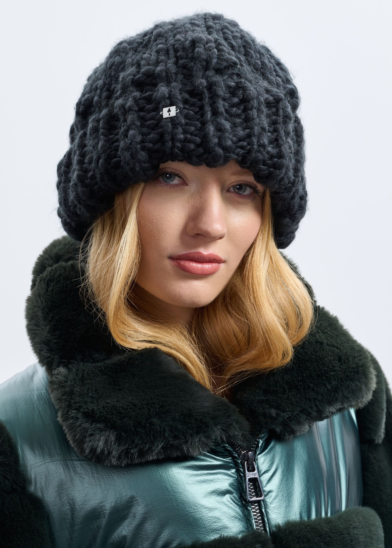 Czarna zimowa czapka damska CZADT-0182-99(Z24)