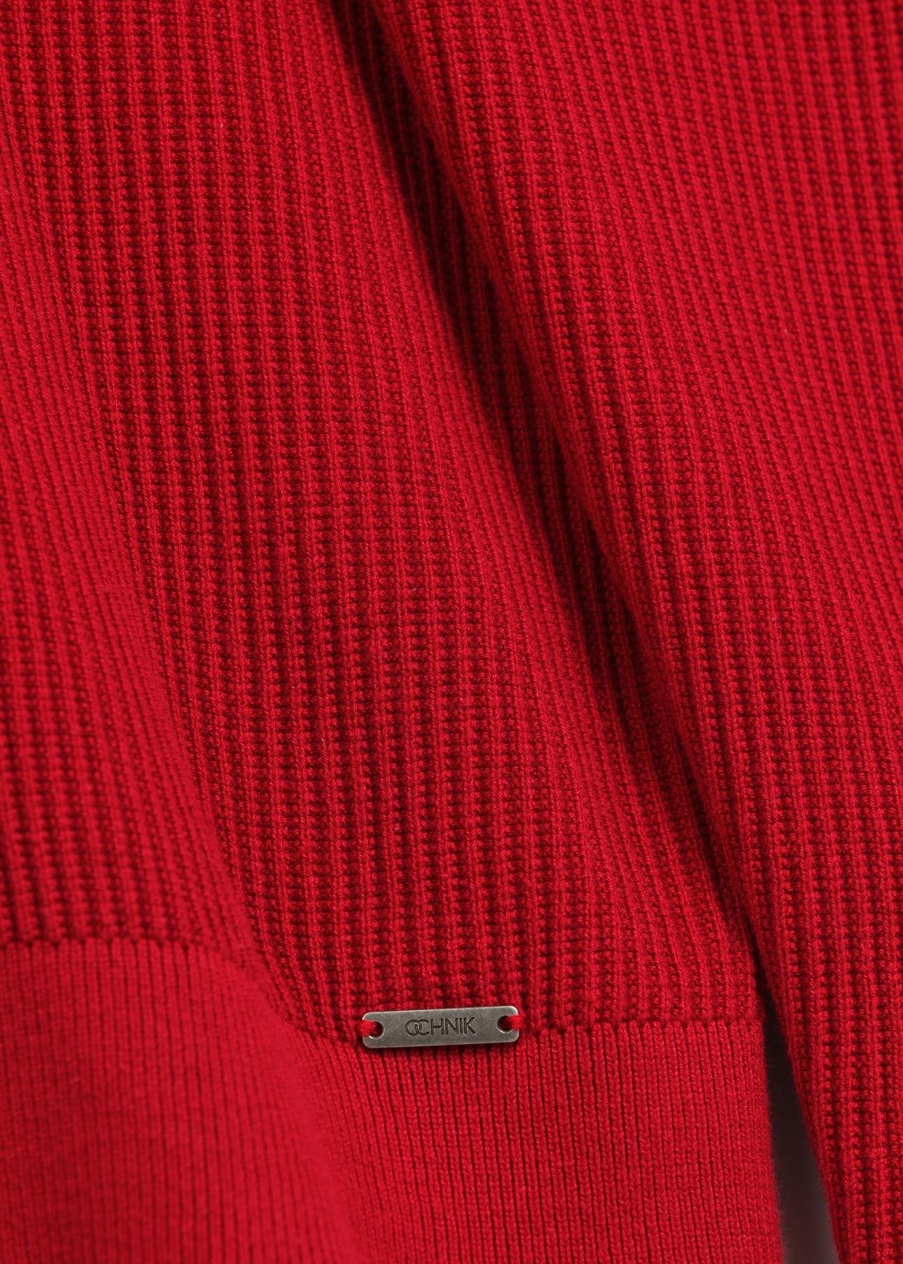 Czerwony prążkowany sweter męski SWEMT-0191-4B(W26), zbliżenie na detal produktu na białym tle.