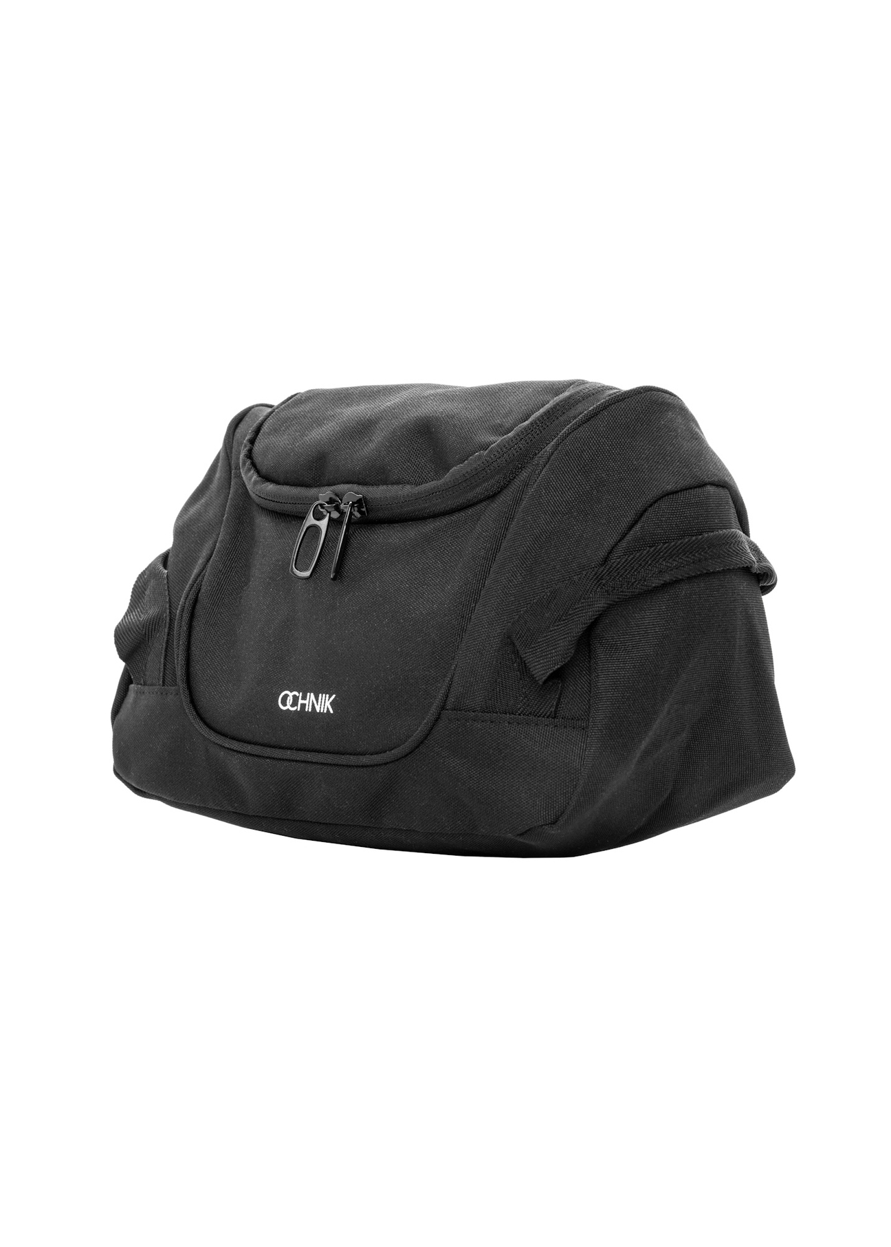 Czarna kosmetyczka AW-018-0003-99(W26), widok produktu skosem na białym tle.