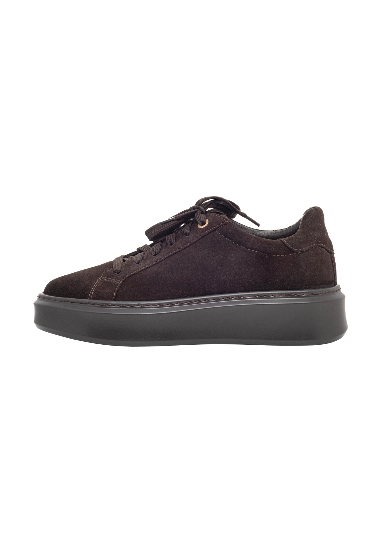 Zamszowe buty damskie w kolorze ciemnobrązowym BUTYD-1284-1I(Z26), widok produktu z boku na jasnym tle.