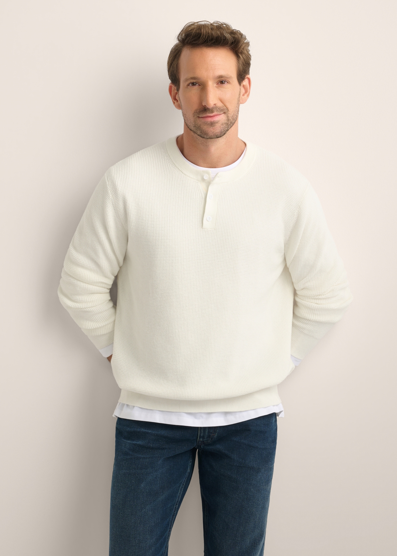 Męski sweter ecru SWEMT-0201-0B(Z26), widok produktu od przodu na modelu. Widoczna połowa sylwetki.